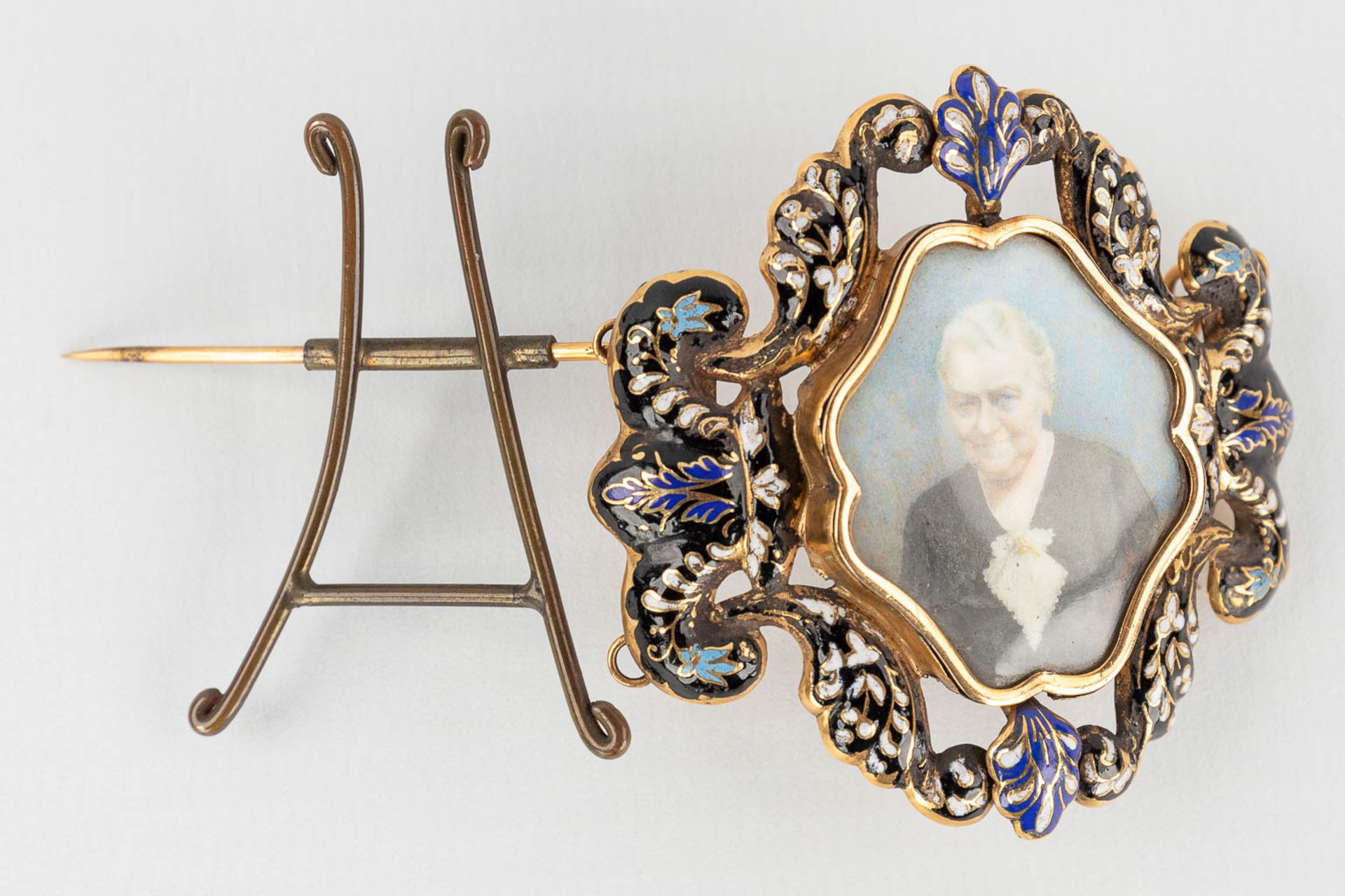 An antique brooch/stand, decorated with enamel and finished with a miniature painting. 18 karat gold - Image 11 of 11