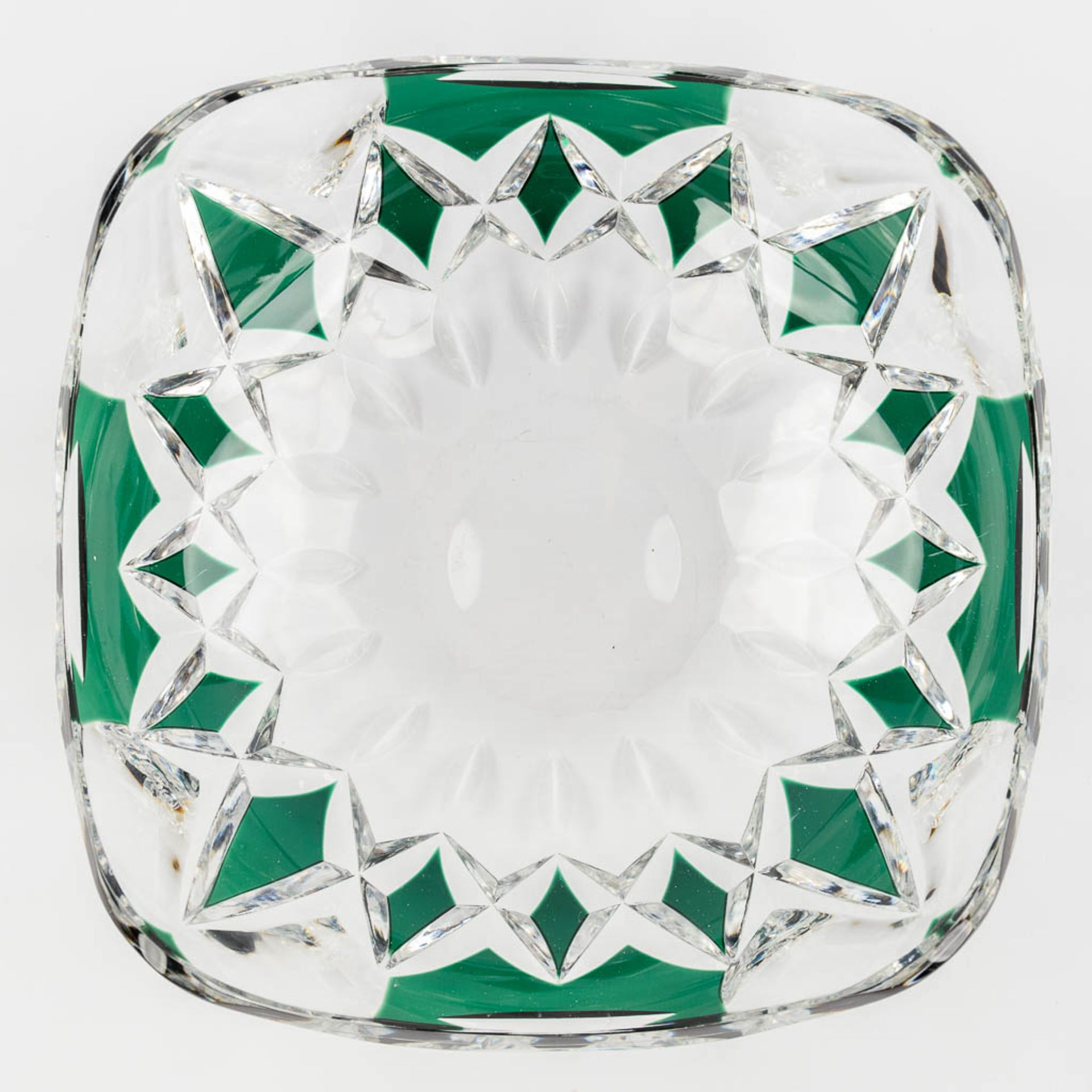 Val Saint Lambert, A large bowl, green cut crystal. (H: 11 x D: 25,5 cm) - Image 7 of 13