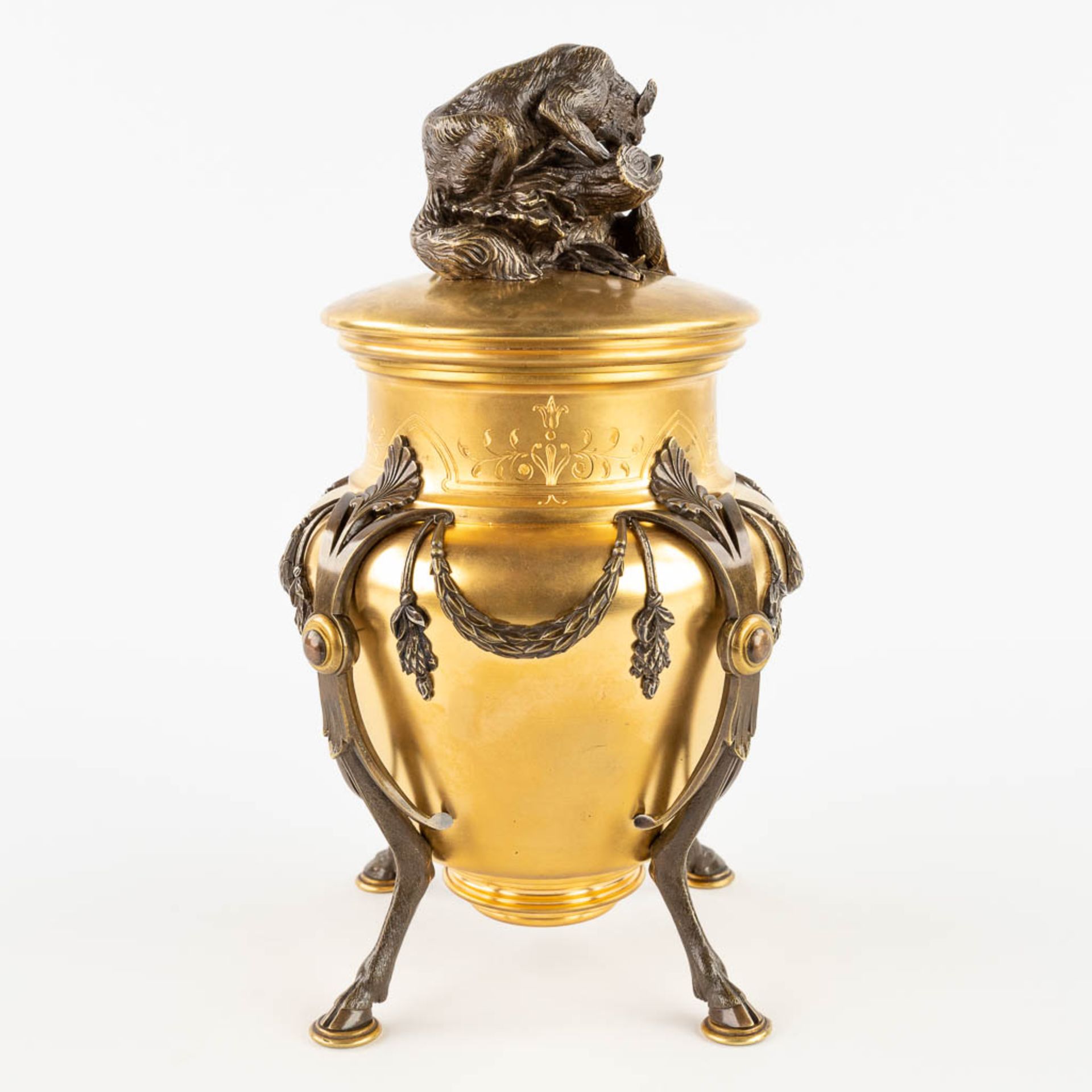 An ice-pail, gilt and patinated bronze decorated with a Wolf eating a large bird. 19th C. (H: 28 x D - Image 5 of 12
