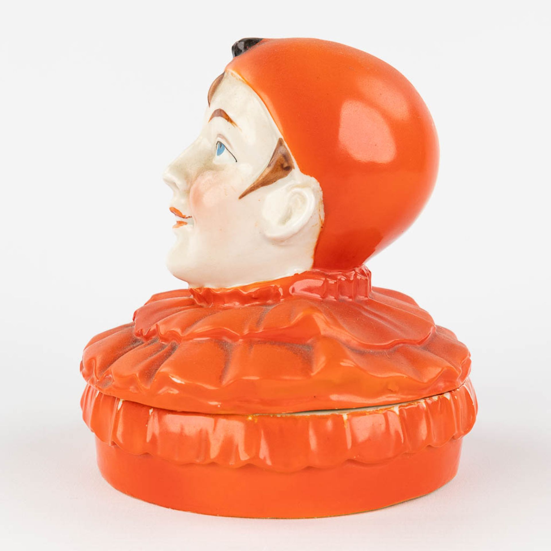 A bonbonire in the shape of a pierrot, porcelain. (H: 13 x D: 12 cm) - Image 6 of 11