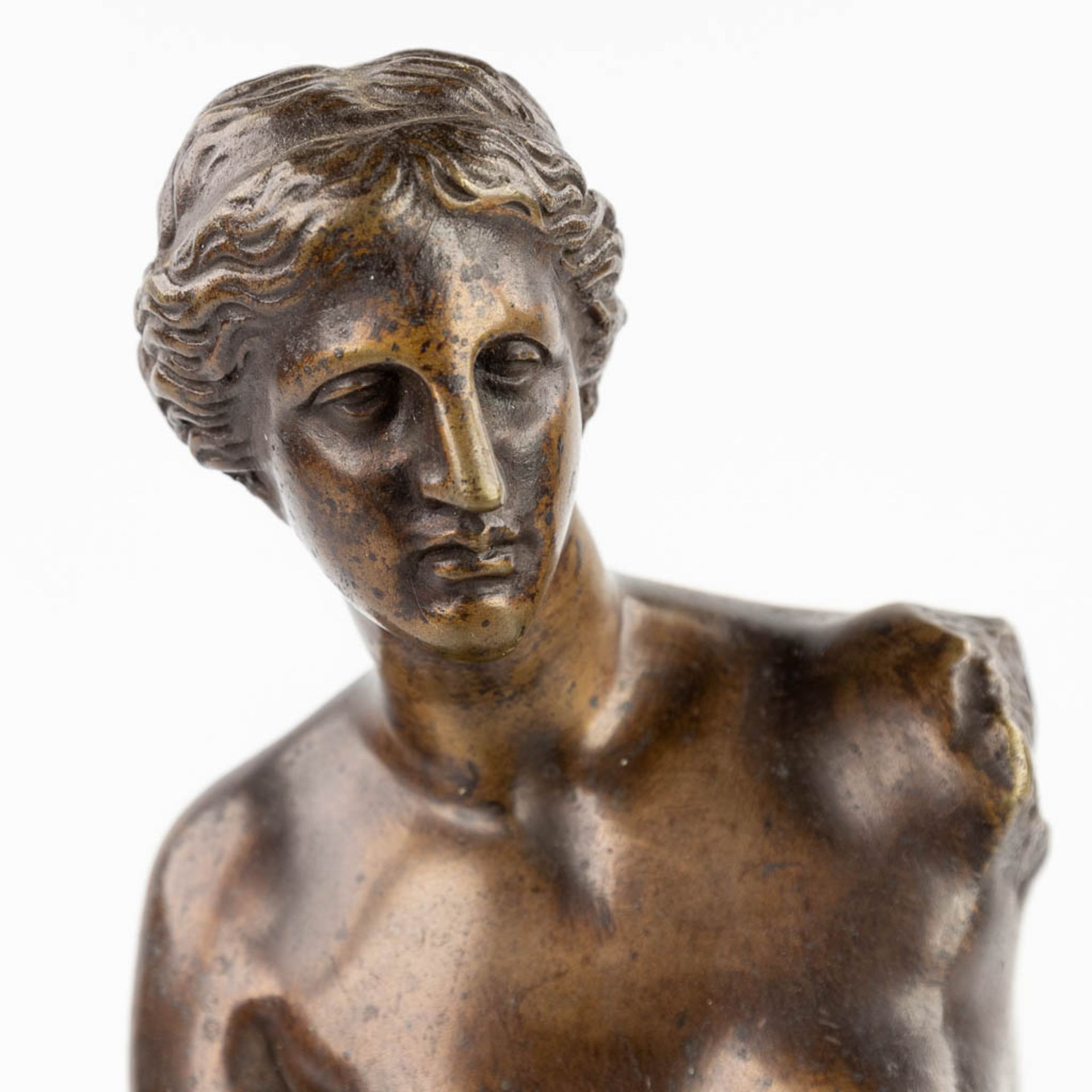 'Venus of Milo' a figurine, patinated bronze. (L: 13 x W: 13 x H: 43 cm) - Image 8 of 11