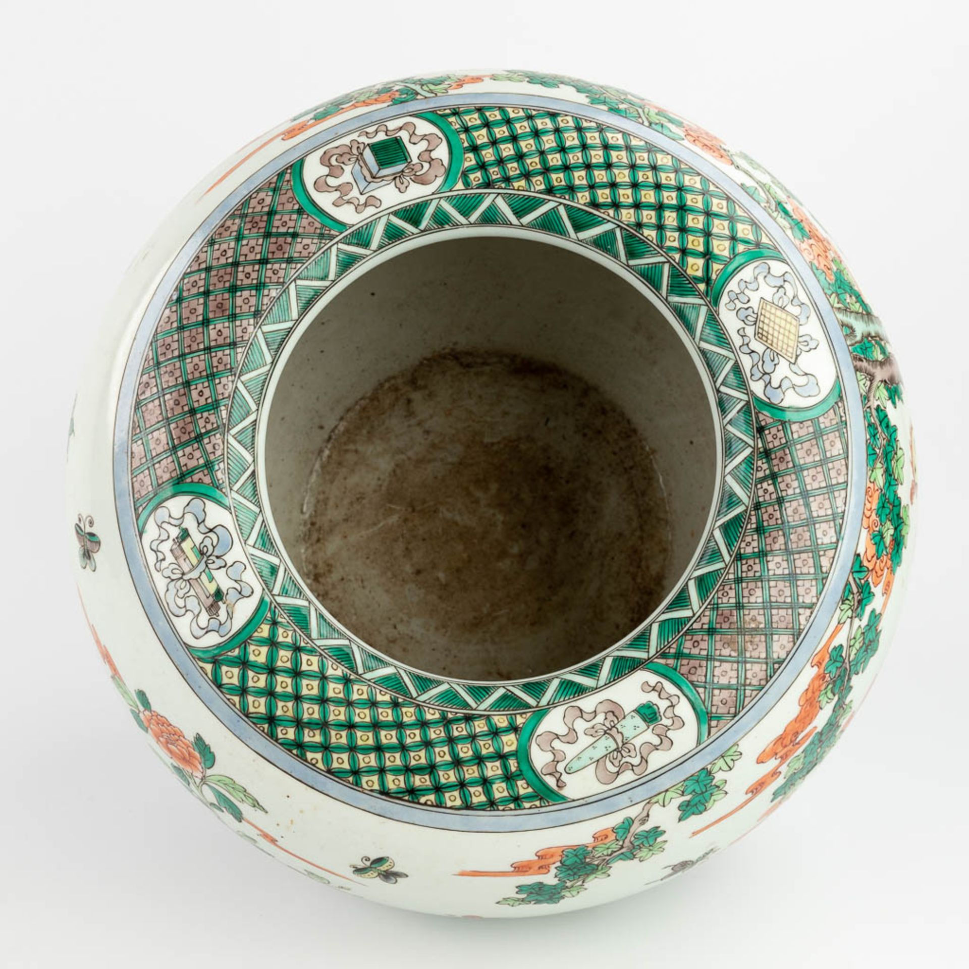 A large Chinese Famille Verte Cache-pot, decorated with cranes, peacocks and ducks. 19th/20th C. (H: - Image 11 of 15