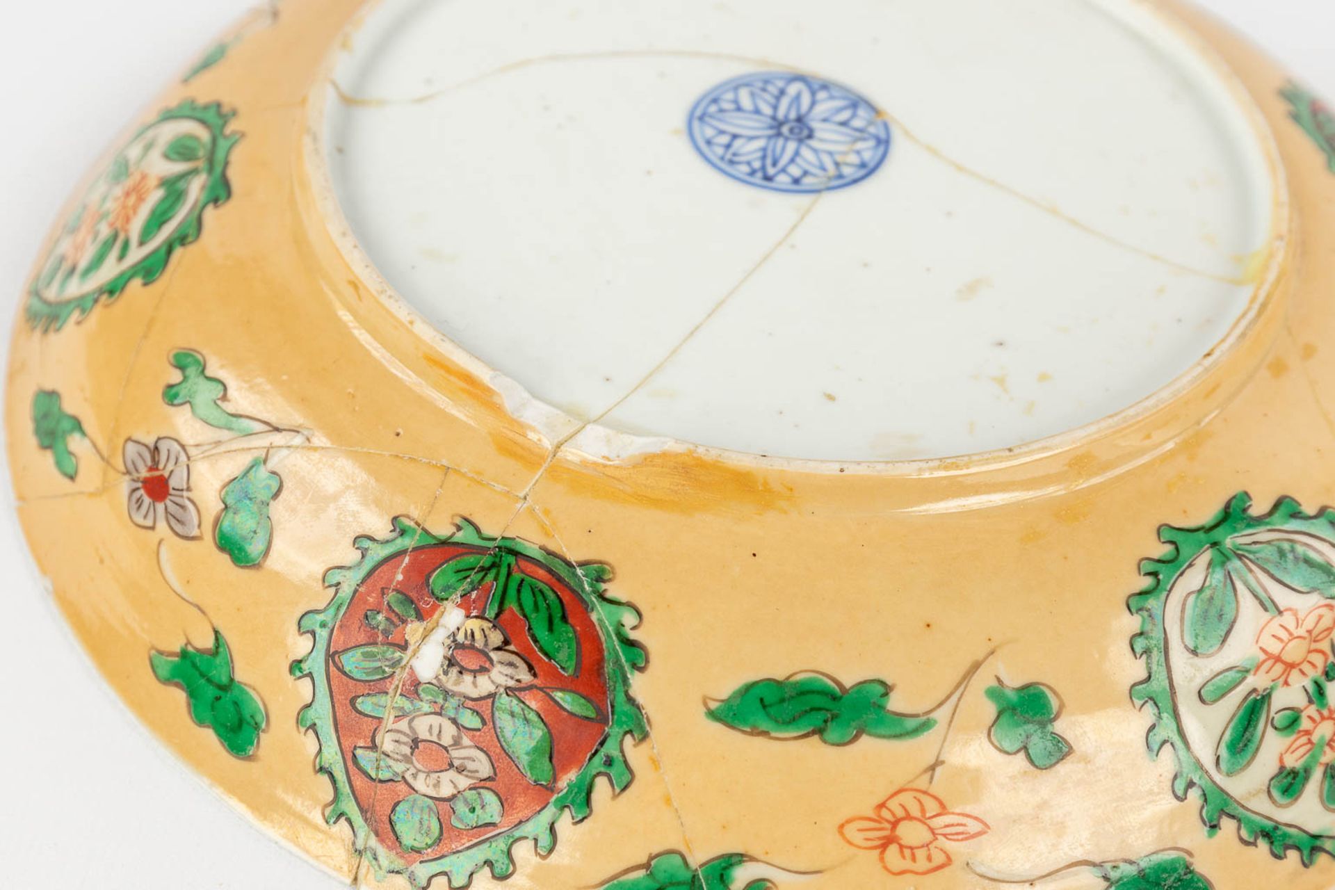 A collection of 12 Chinese Famille Rose plates, 18th/19th/20th century. (D: 36 cm) - Bild 20 aus 23