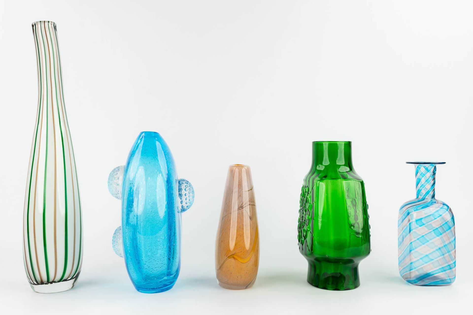A collection of 5 glass vases, made in Murano, Italy and Scandinavia. (H: 45 x D: 10 cm) - Image 4 of 13
