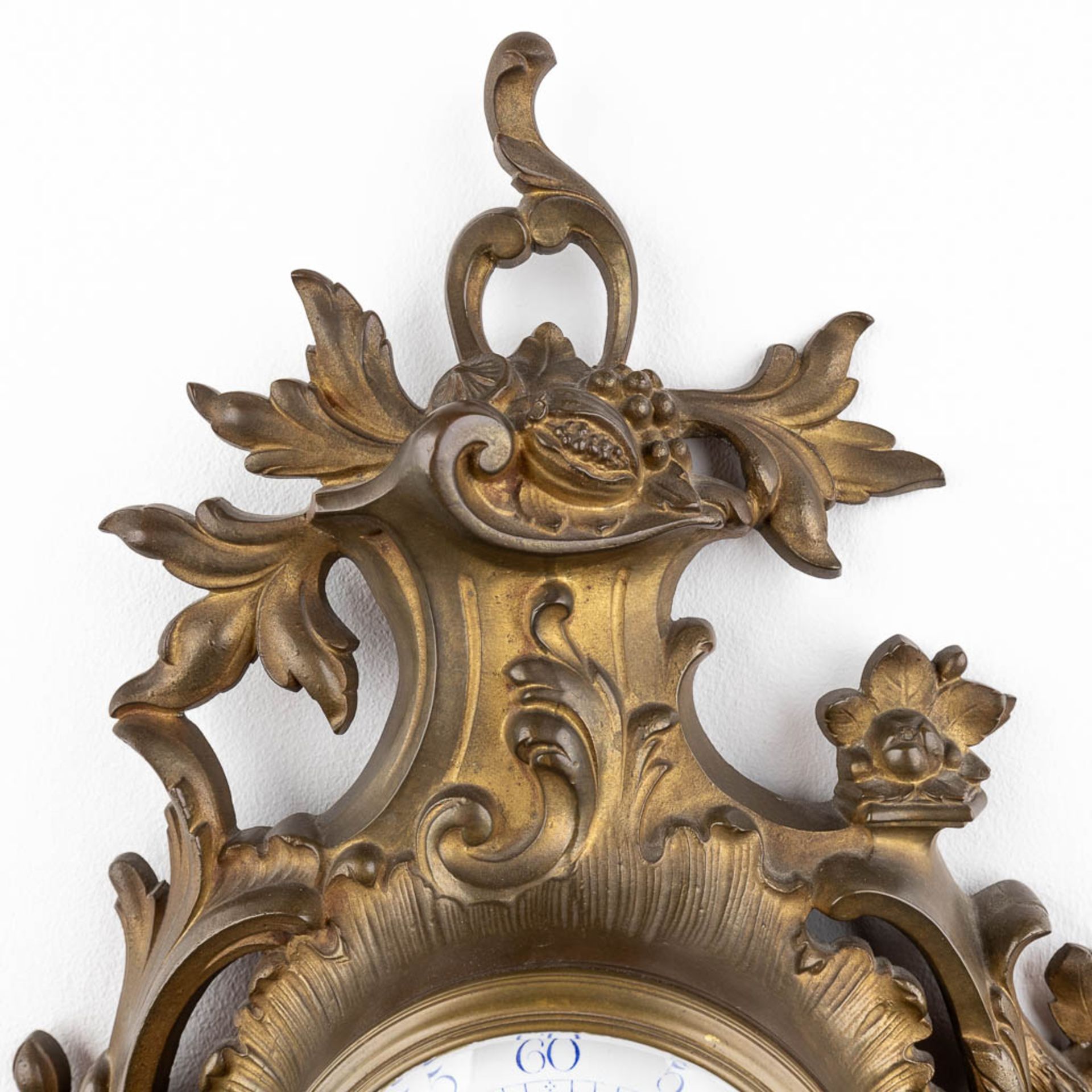 A cartel clock, bronze in Louis XV style. 20th C. (W: 30 x H: 52 cm) - Image 5 of 10