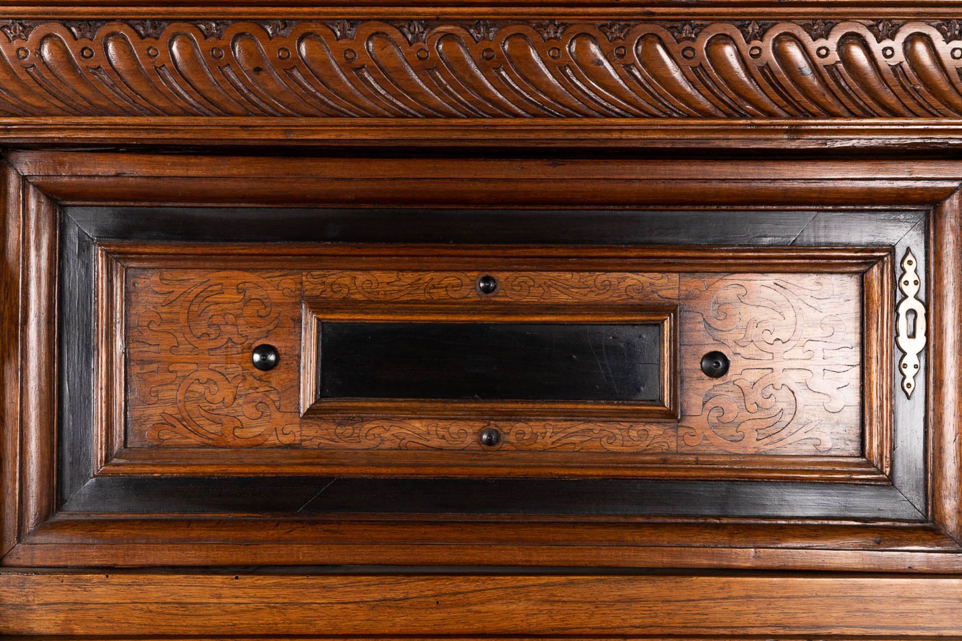 An antique 4-door cabinet 'Flemish Renaissance' oak and ebony, 18th C. (L: 68 x W: 162 x H: 144 cm) - Image 4 of 18