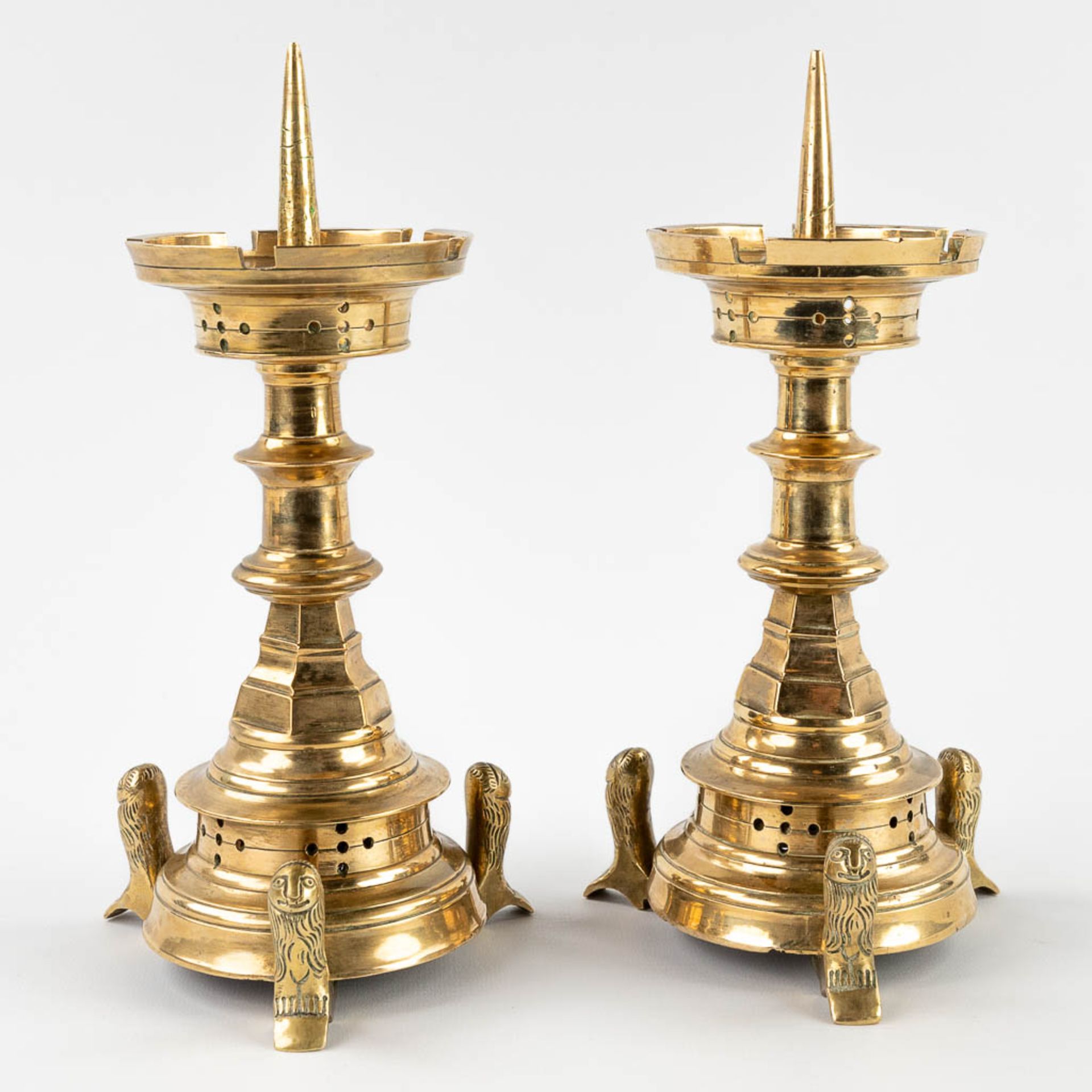 A pair of church candlesticks, bronze standing on lion's. 19th C. (H: 25 x D: 12 cm) - Image 3 of 10