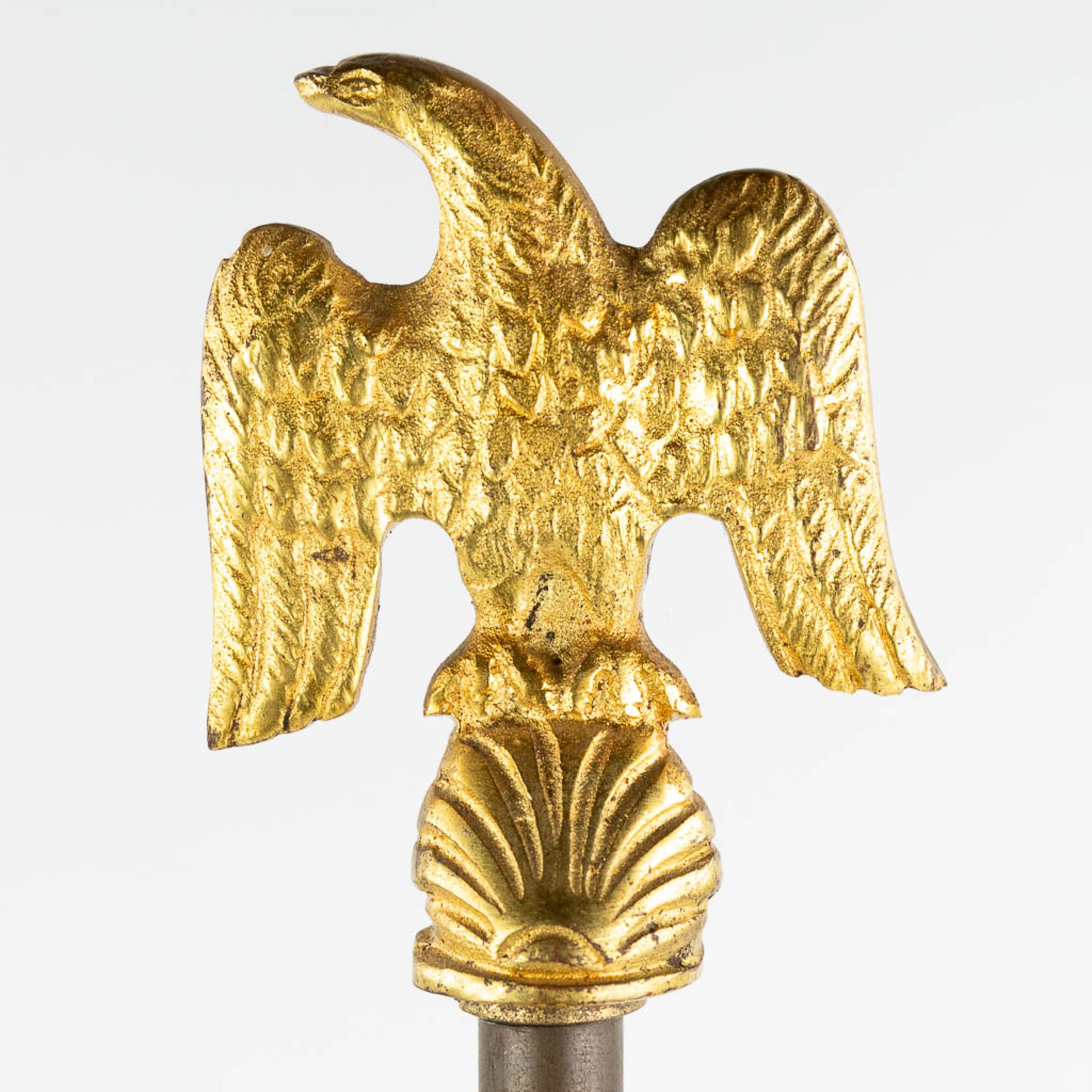 A table lamp, brass and onyx. 20th century. (L: 30 x W: 30 x H: 77 cm) - Image 7 of 13