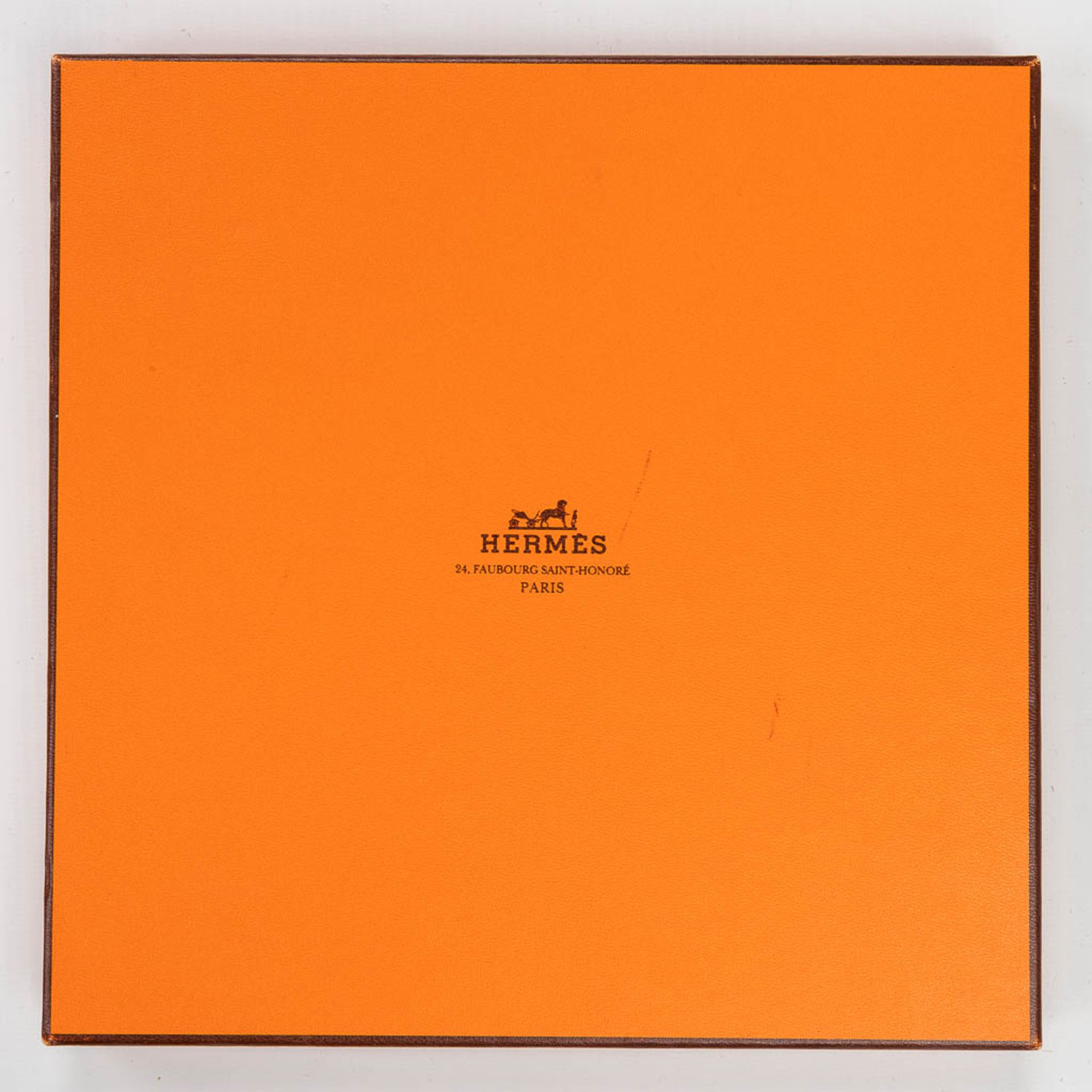 Hermès Paris, a silk scarf 'Mare De Jonio'. (L: 88 x W: 88 cm) - Image 4 of 21