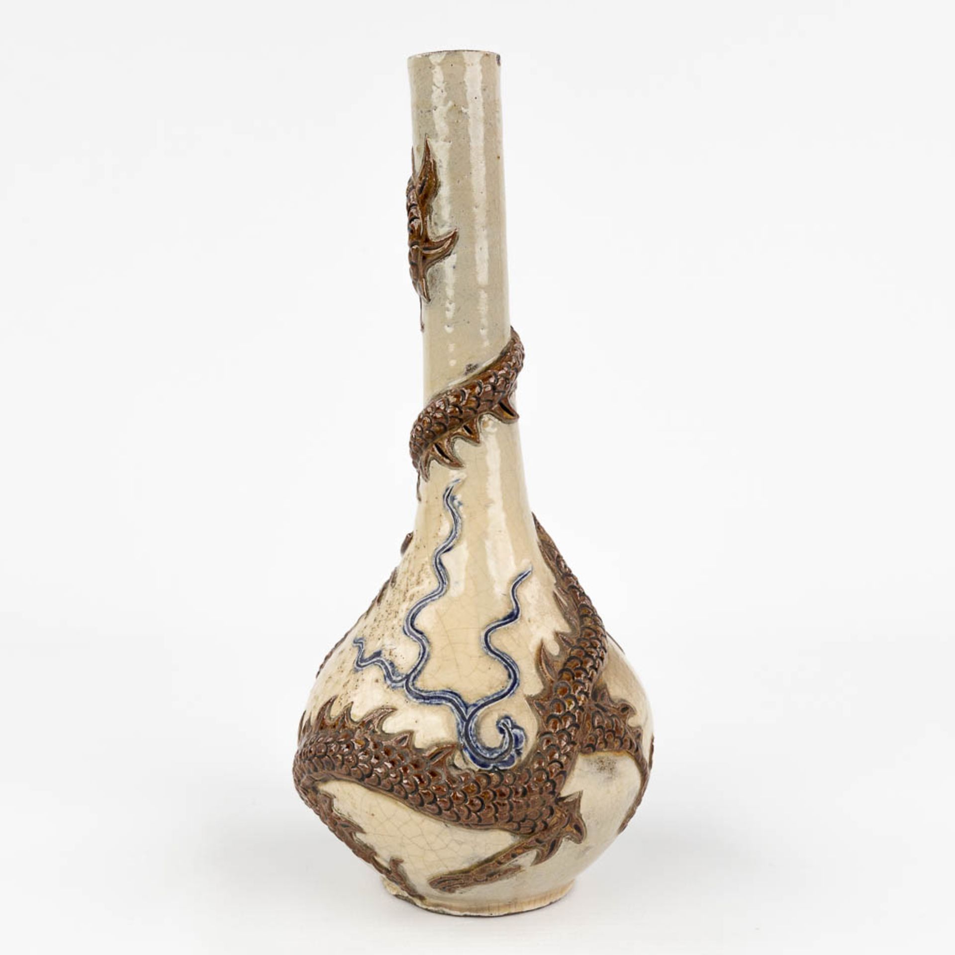 A Chinese vase Nanking with dragon decor. Stoneware, 19th/20th century. (H: 24 x D: 11 cm) - Bild 4 aus 11