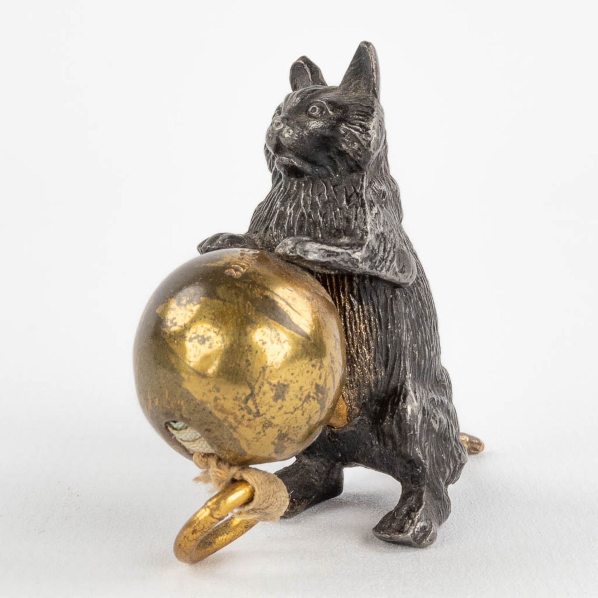 An antique tape measure, in the shape of a cat with a ball, Vienna bronze. 19th century. (H: 4,2 cm) - Image 4 of 18