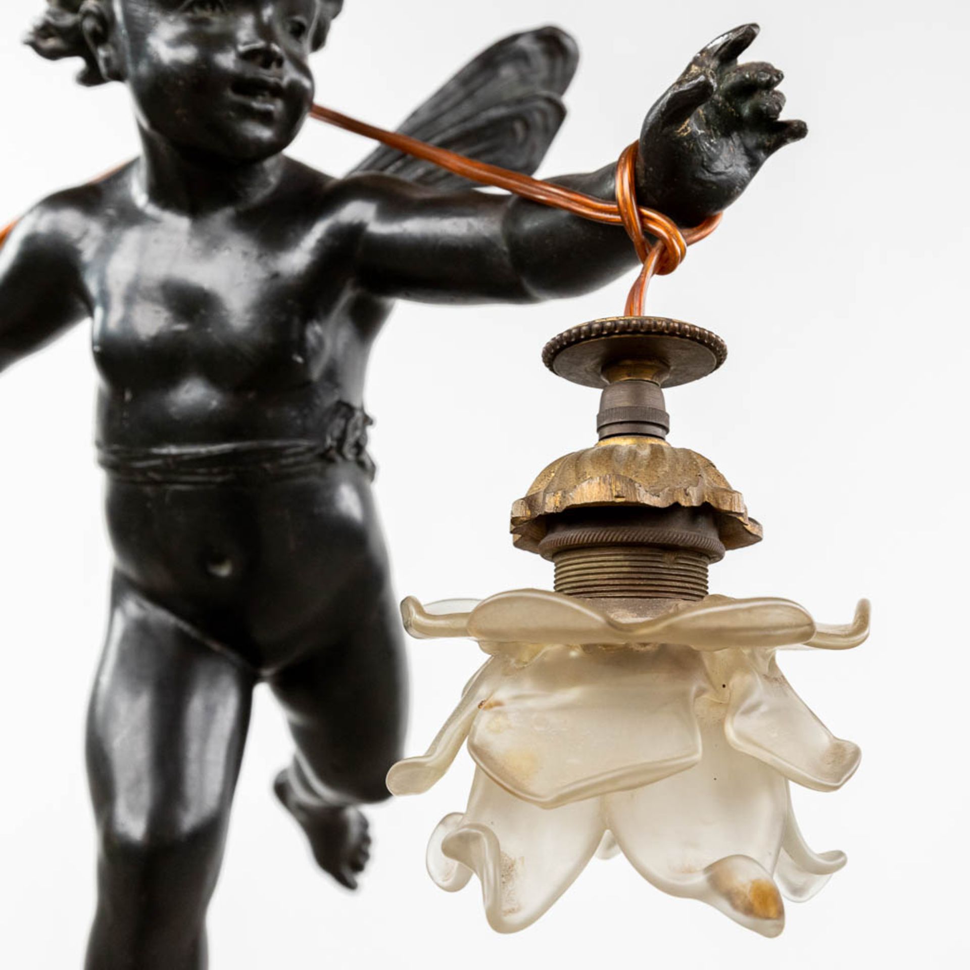 A hall lamp with a putto figurine, patinated bronze. Circa 1900. (W: 34 x H: 105 cm) - Image 2 of 10