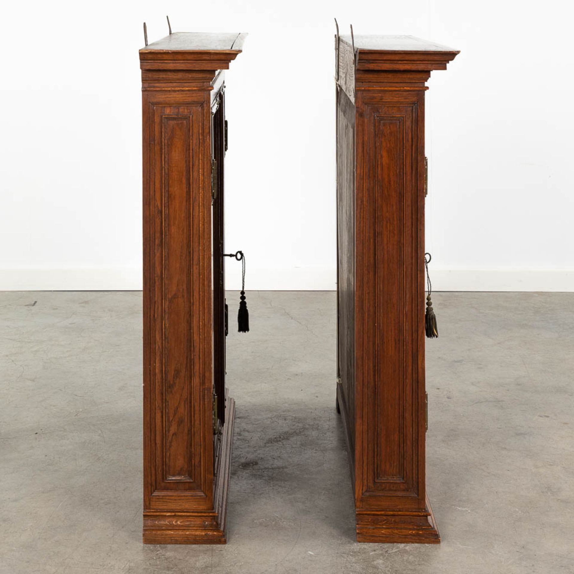 A pair of hanging cabinets, wood and glass. Circa 1900. (L: 17 x W: 75 x H: 83 cm) - Image 4 of 9