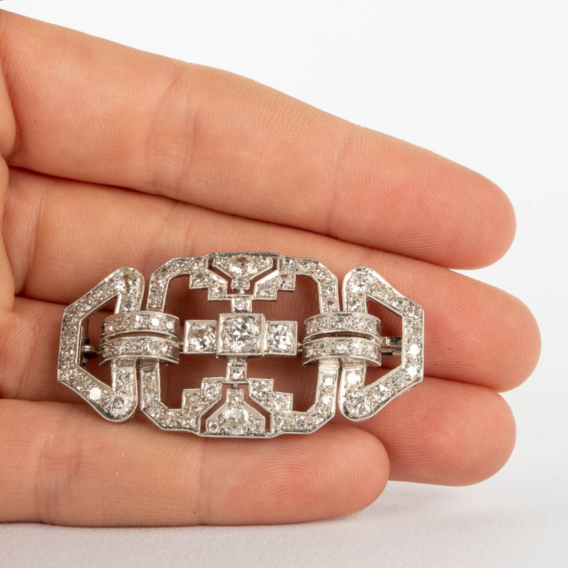 An antique Brooche, art deco style, platinum. Finished with 9 large and smaller brilliants. 13,78g. - Image 11 of 11