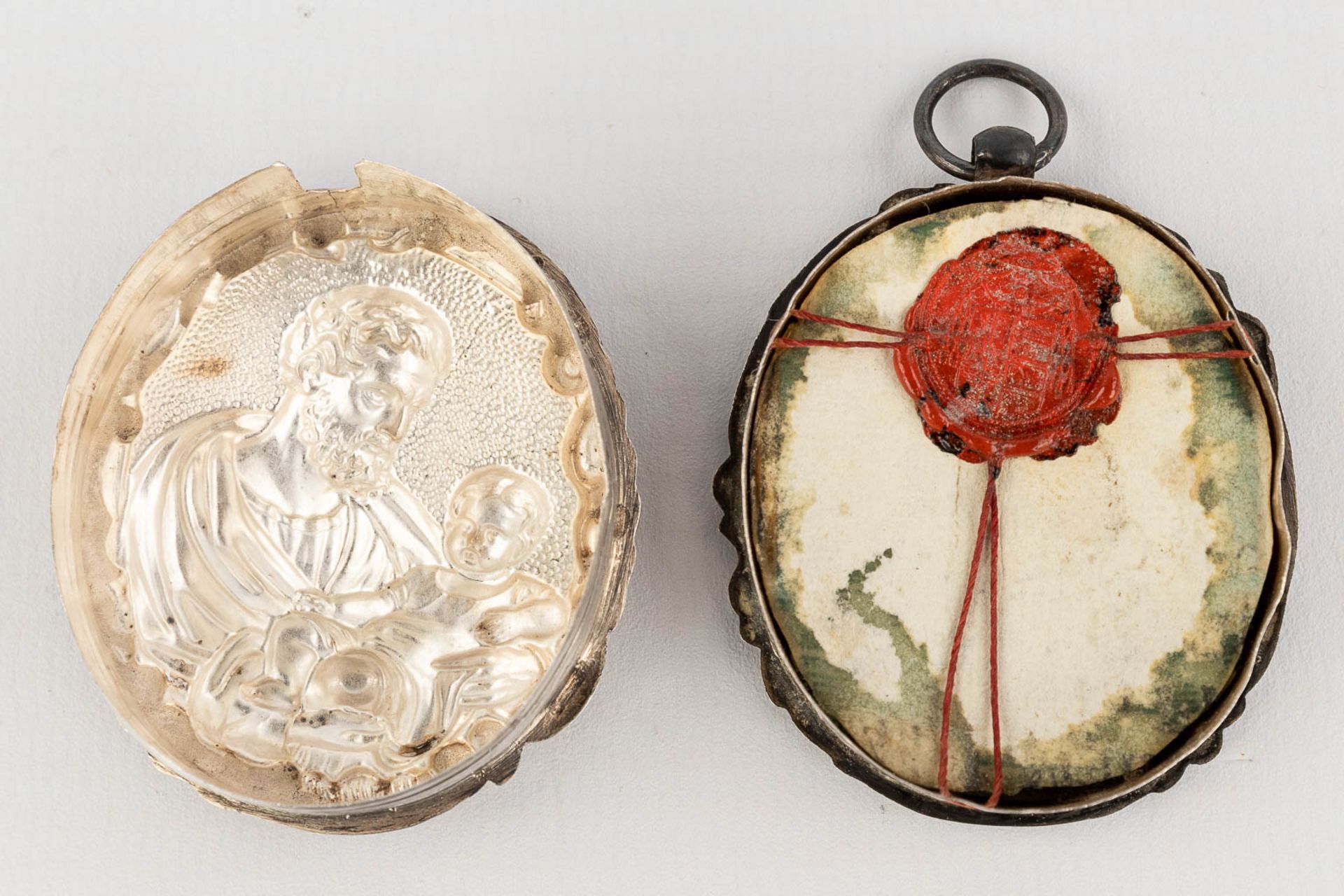A set of 5 relics in a silver theca, with a repousse image of Joseph and Jesus. 19th century. (W: 4 - Image 9 of 10