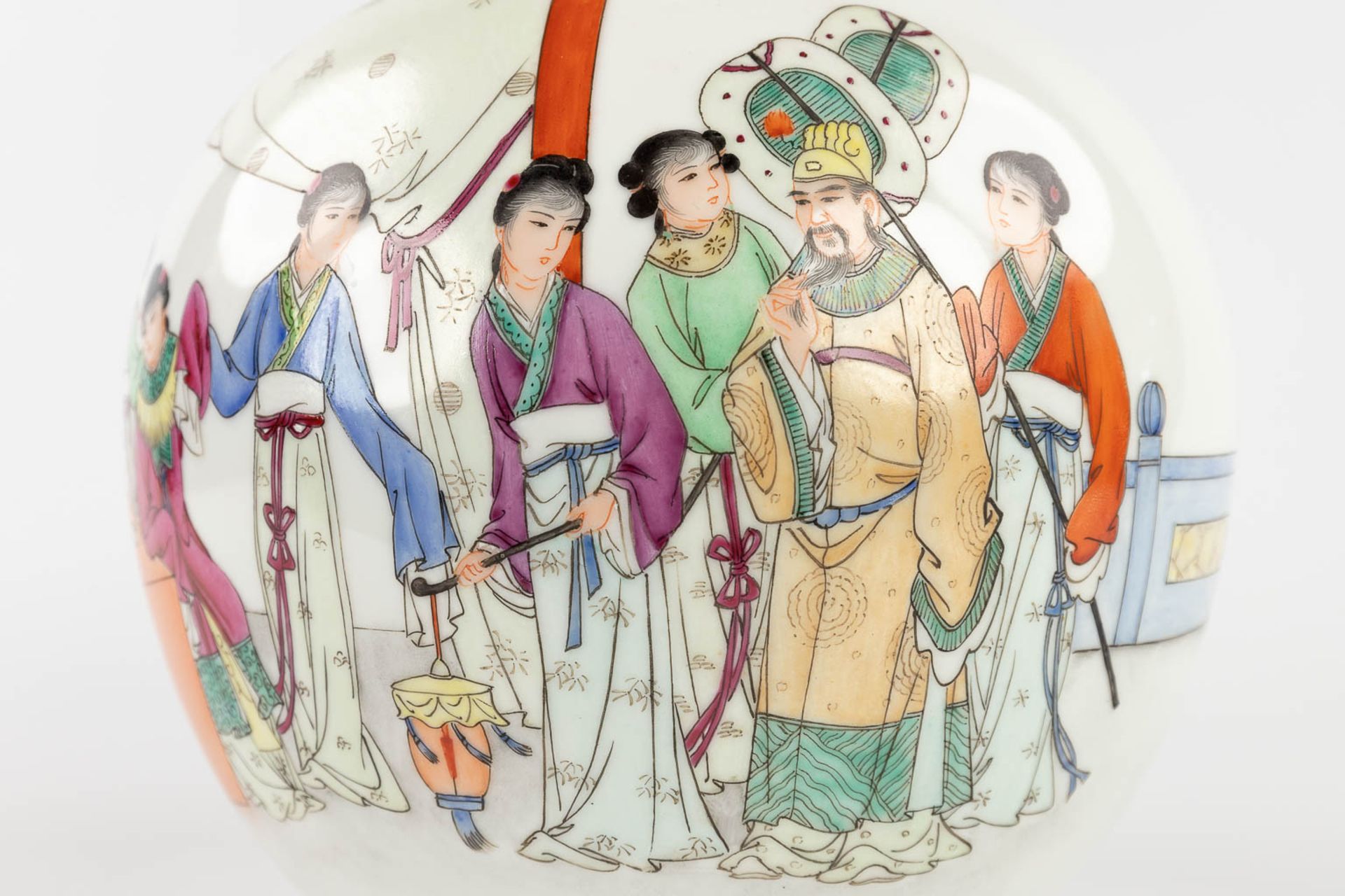 A Chinese vase with hand-painted decor of the Emperor with ladies, 20th C. (H: 40 x D: 22 cm) - Bild 14 aus 15