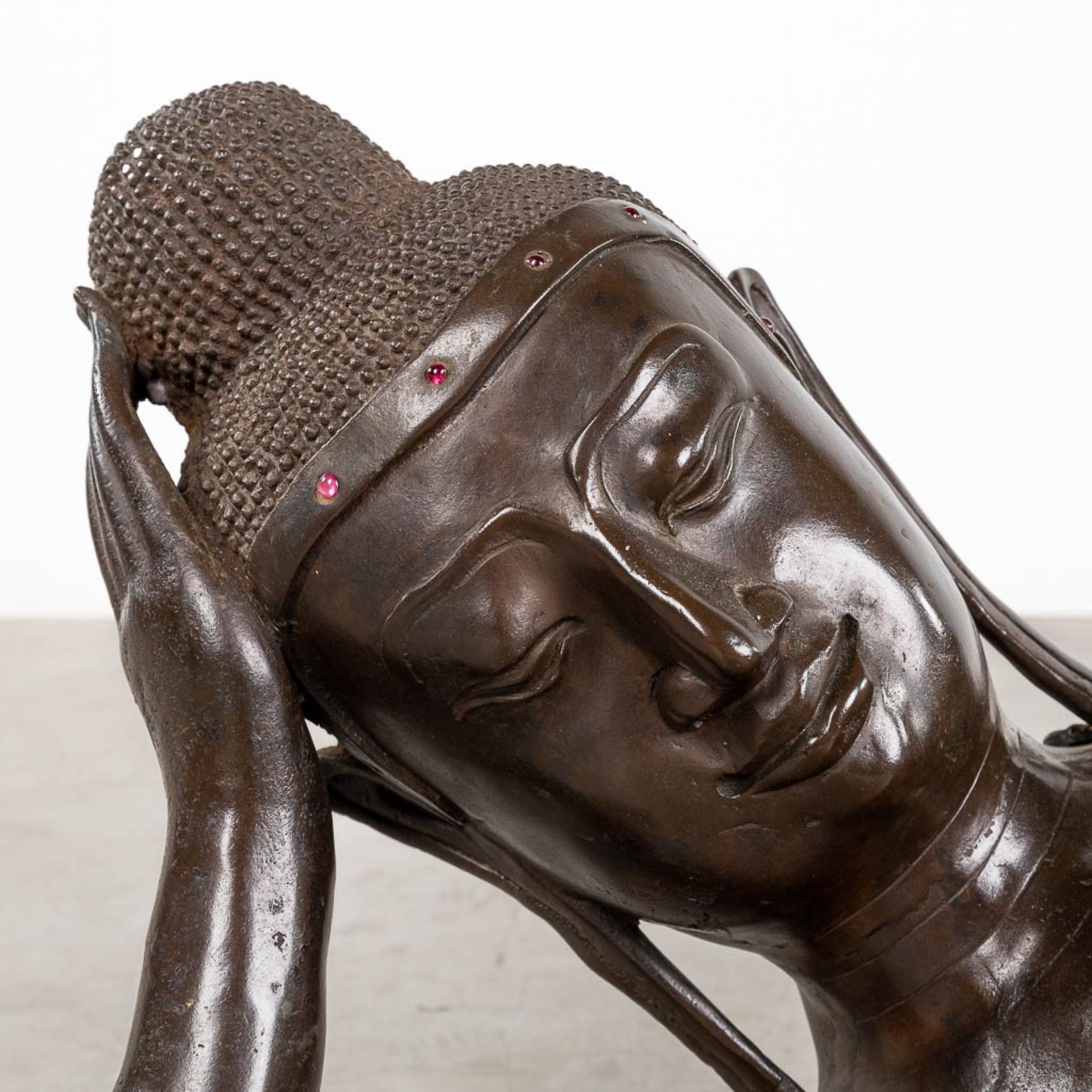 A large statue of a reclining buddha, patinated bronze. (L: 37 x W: 130 x H: 34 cm) - Image 9 of 15