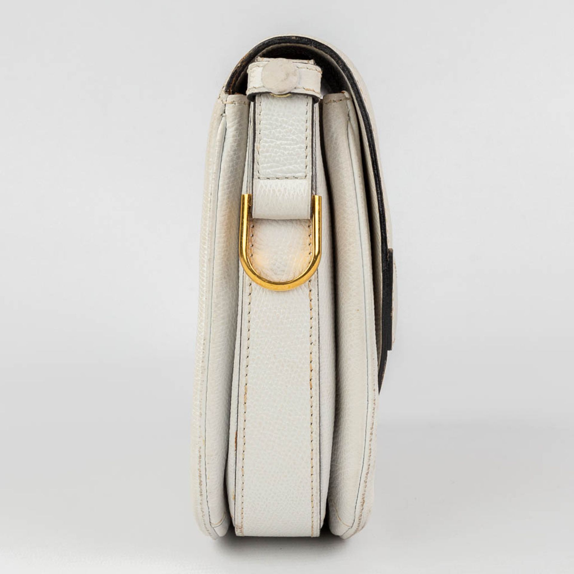 Delvaux, a handbag made of white leather with gold-plated elements. (W: 26 x H: 19 cm) - Image 6 of 19