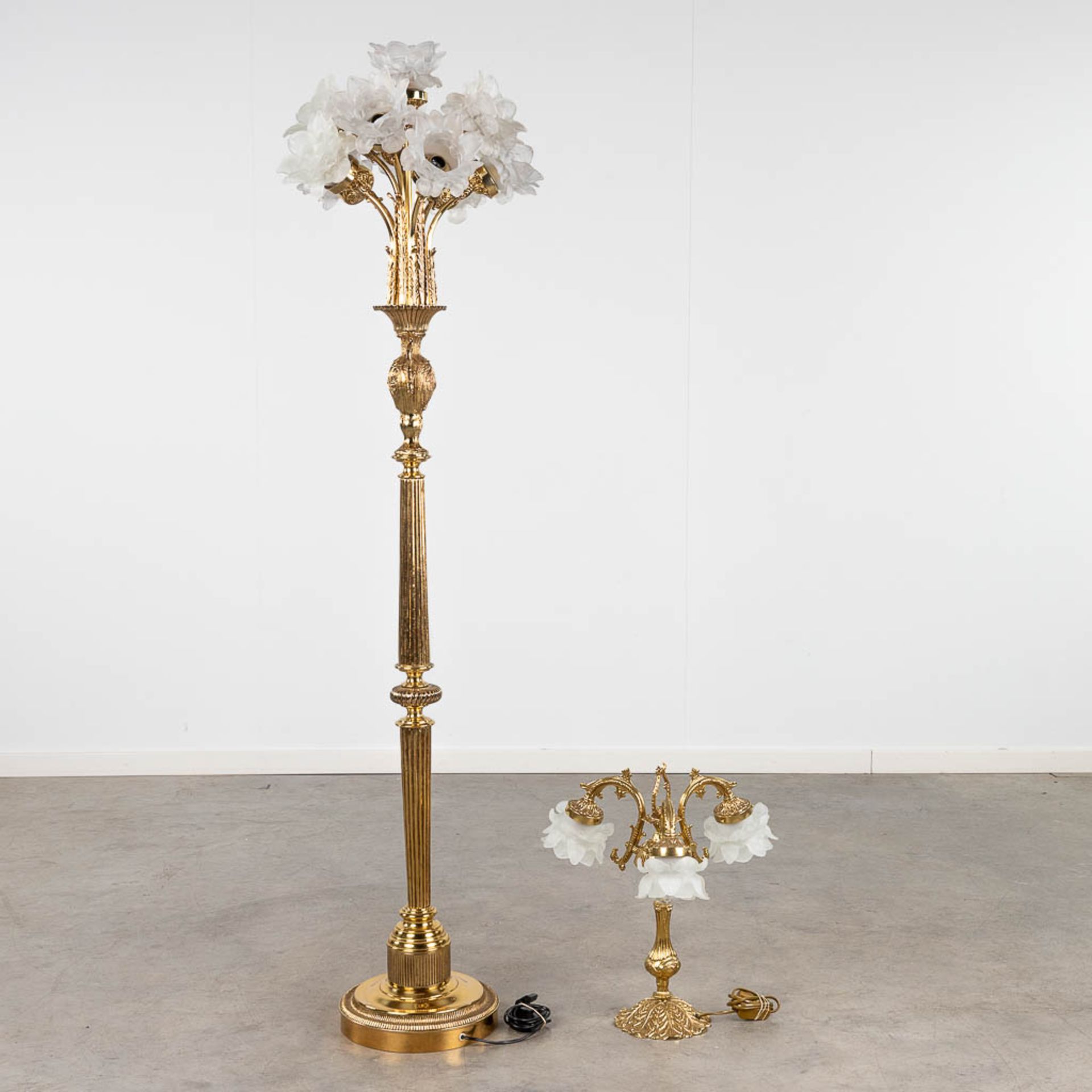 A decorative floor lamp and table lamp, brass, decorated with glass. 20th C. (H: 167 x D: 47 cm) - Image 3 of 13