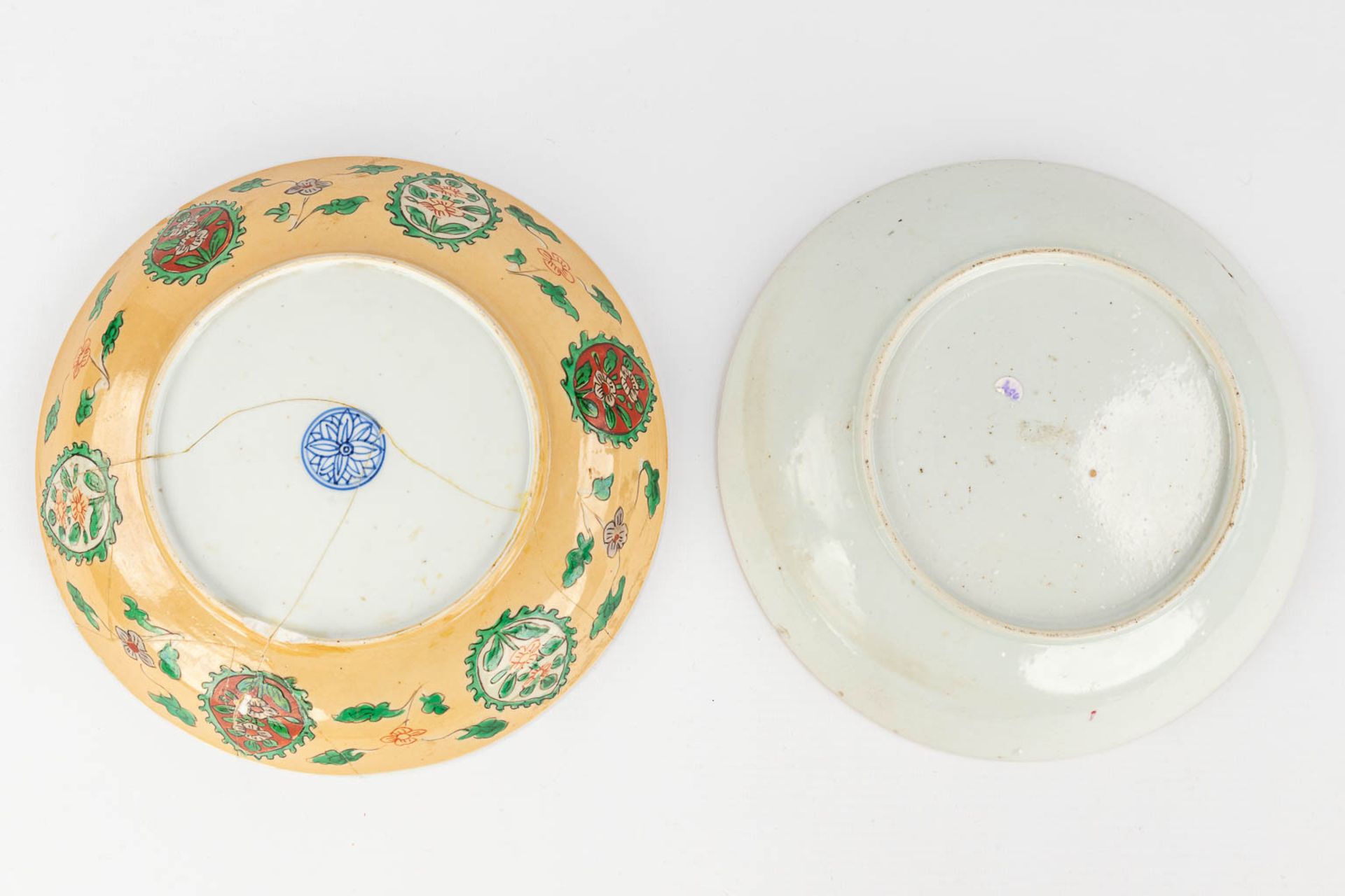 A collection of 12 Chinese Famille Rose plates, 18th/19th/20th century. (D: 36 cm) - Bild 19 aus 23