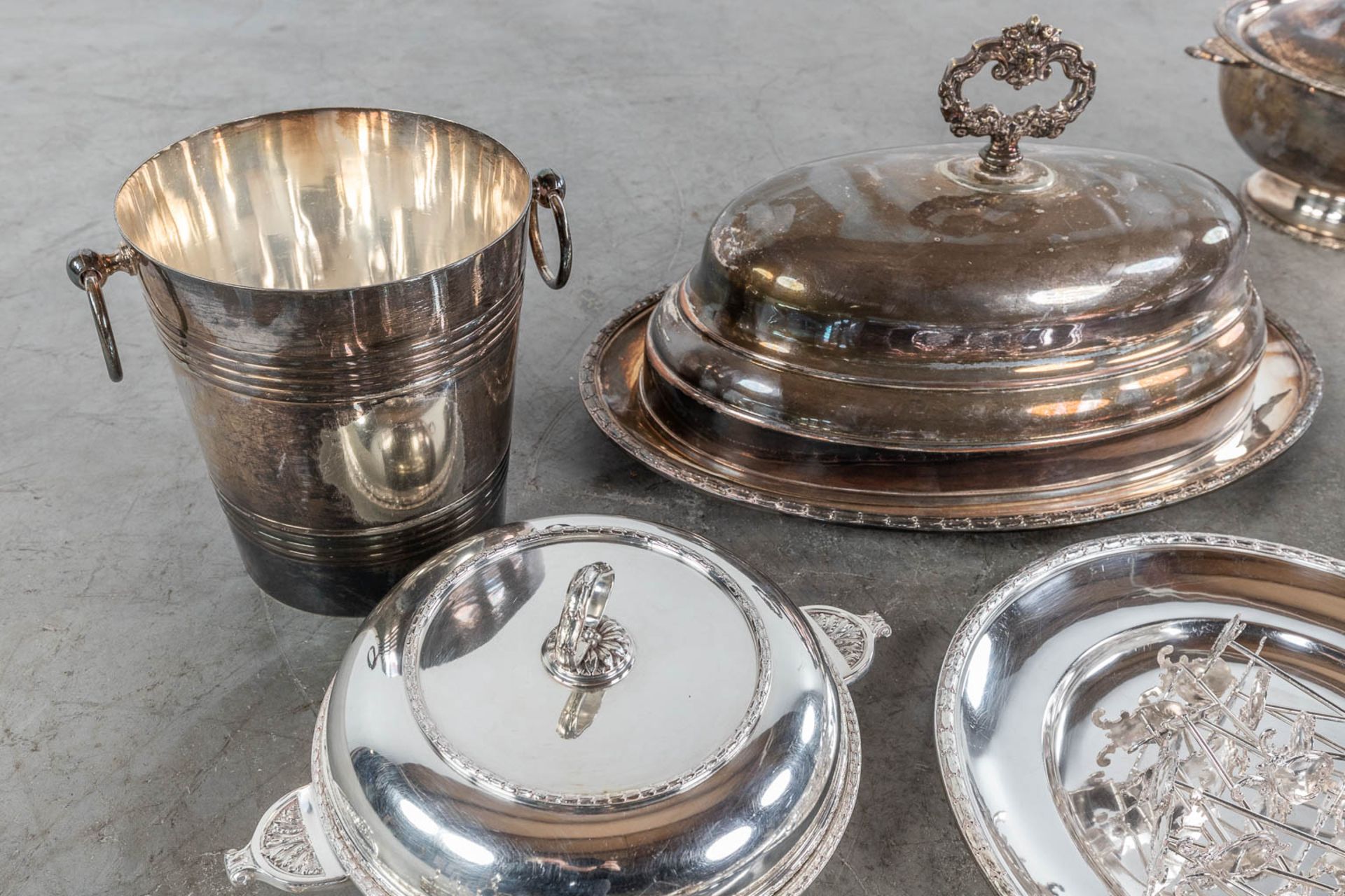 A large collection of table accessories and serving ware, silver-plated metal. (L: 32 x W: 48 cm) - Image 8 of 10