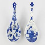 A set of 2 spoons, blue-white porcelain decorated with koi and a lady. 18th/19th C. (L: 8 x W: 22 cm