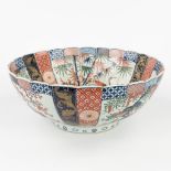 A large Oriental bowl, Imari decorated with cranes and flowers. 19th/20th C. (H: 17 x D: 42 cm)
