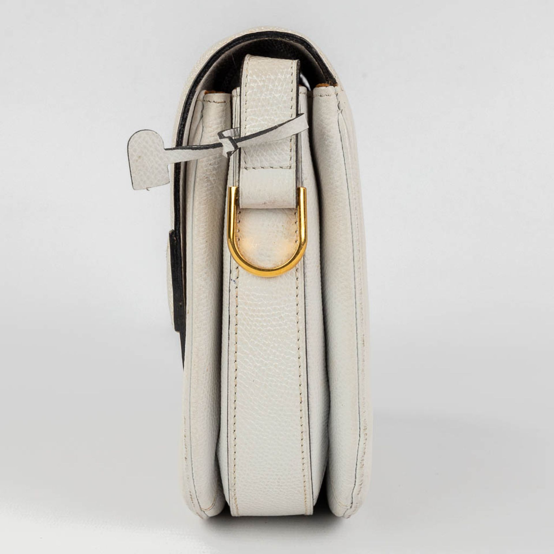 Delvaux, a handbag made of white leather with gold-plated elements. (W: 26 x H: 19 cm) - Bild 8 aus 19