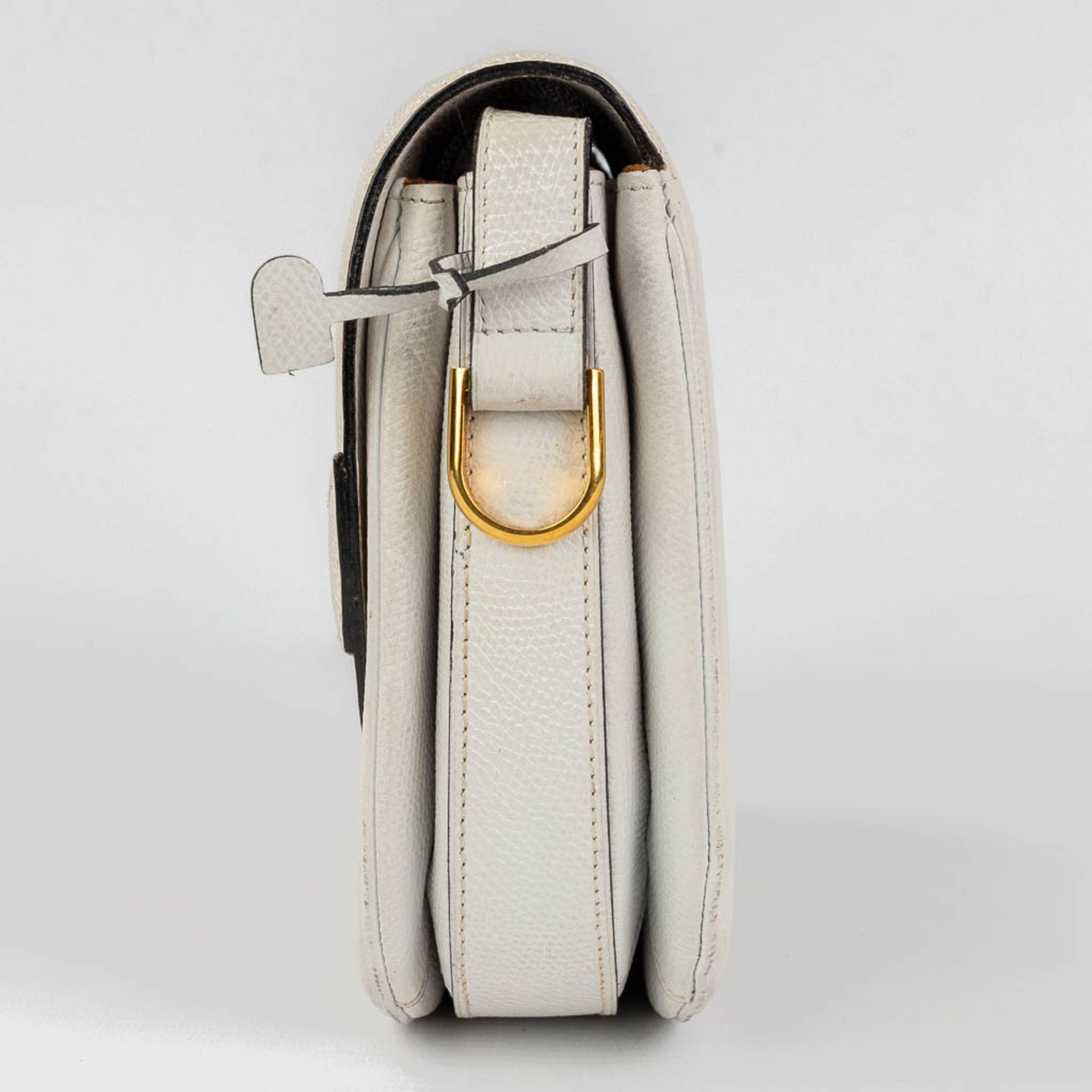 Delvaux, a handbag made of white leather with gold-plated elements. (W: 26 x H: 19 cm) - Image 8 of 19