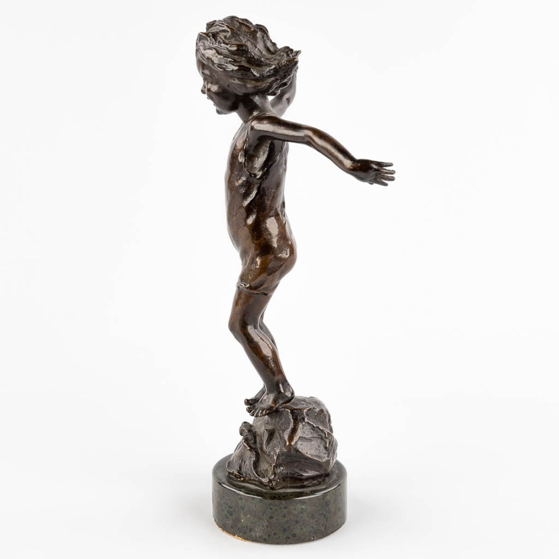 W. FULLER (XIX-XX) 'Baigneuse' patinated bronze on a green marble stand. (W: 17 x H: 29,5 cm) - Image 6 of 11