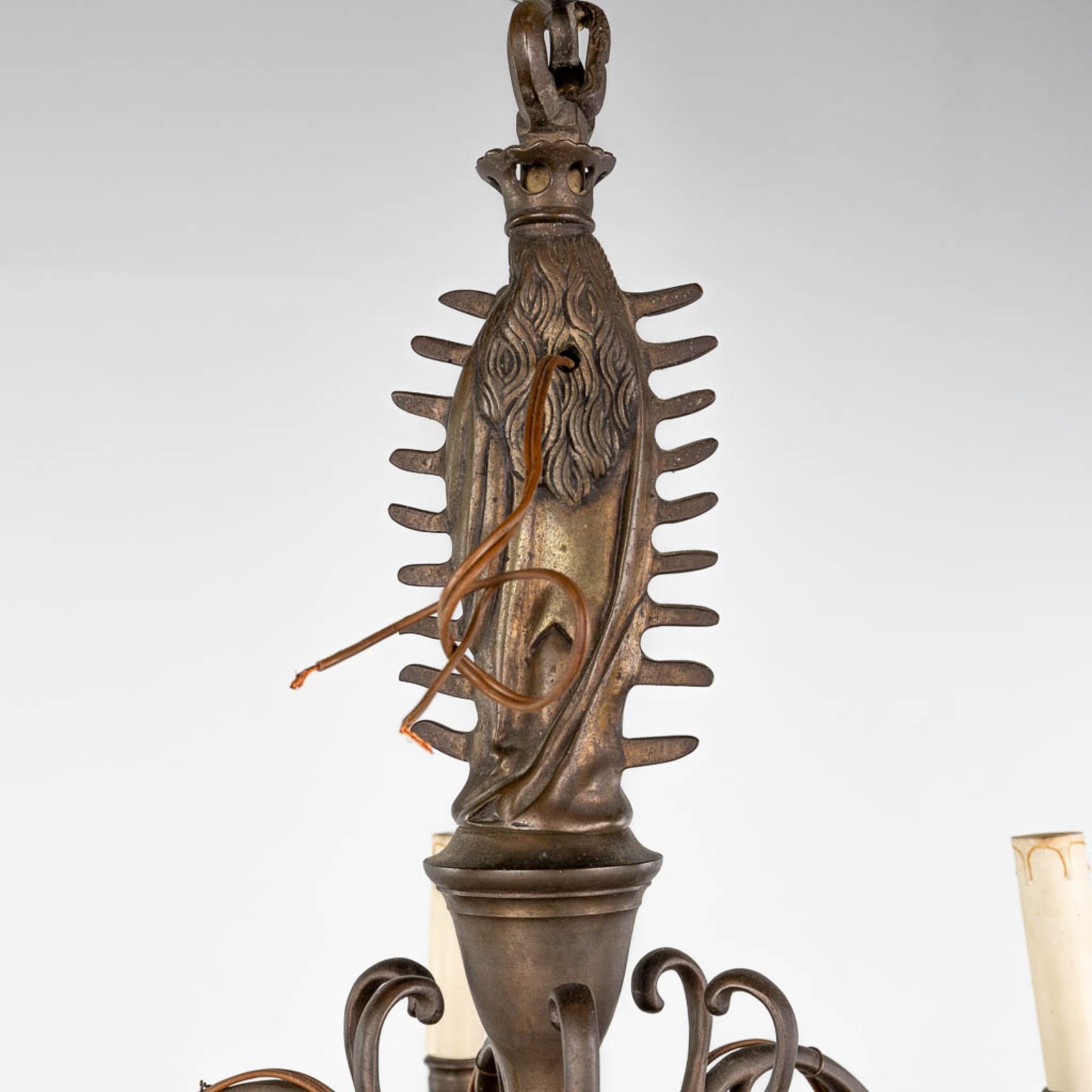 A Flemish candle chandelier, crowned madonna with child, 12 points of light. Bronze. 19th C. (H: 90 - Image 7 of 8