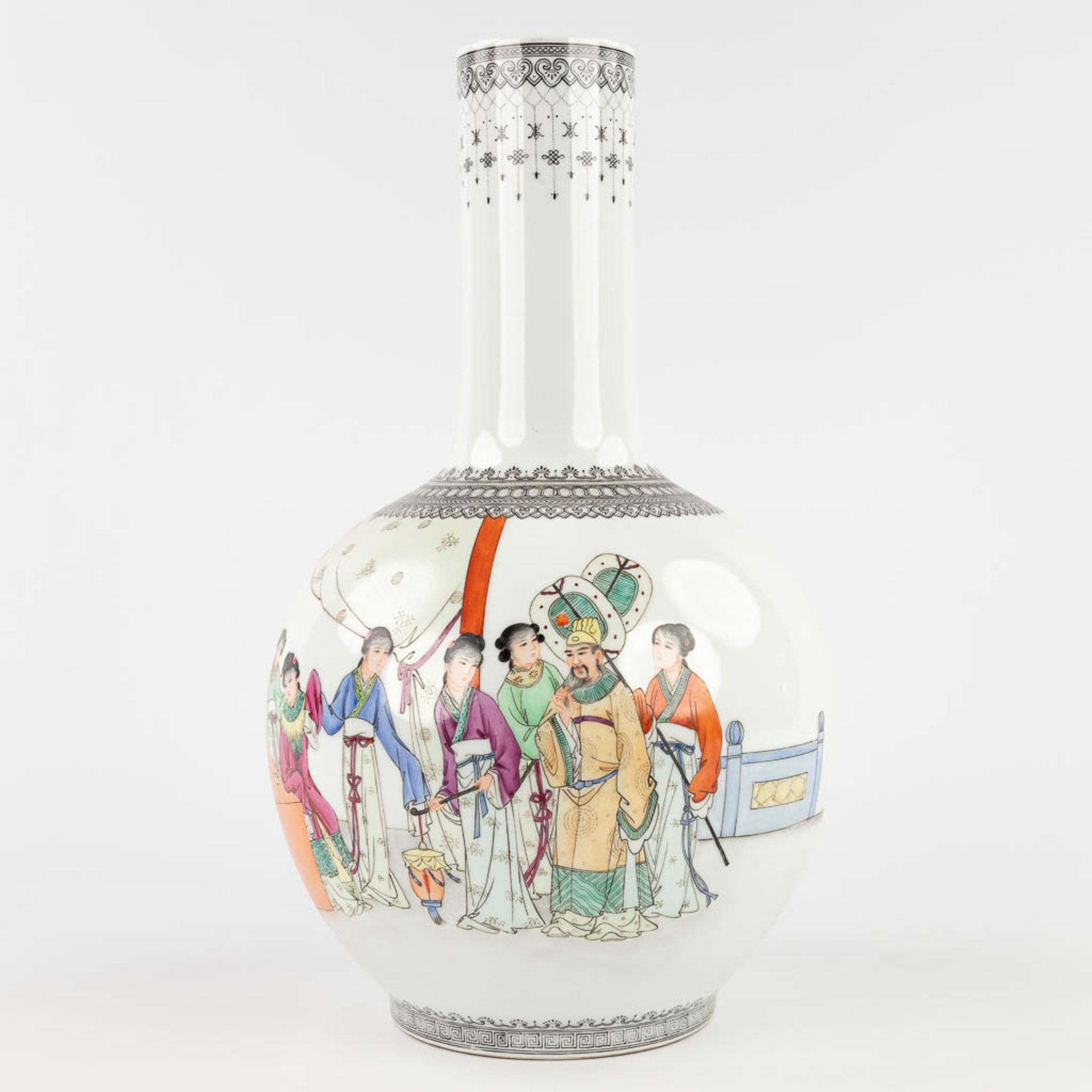 A Chinese vase with hand-painted decor of the Emperor with ladies, 20th C. (H: 40 x D: 22 cm)