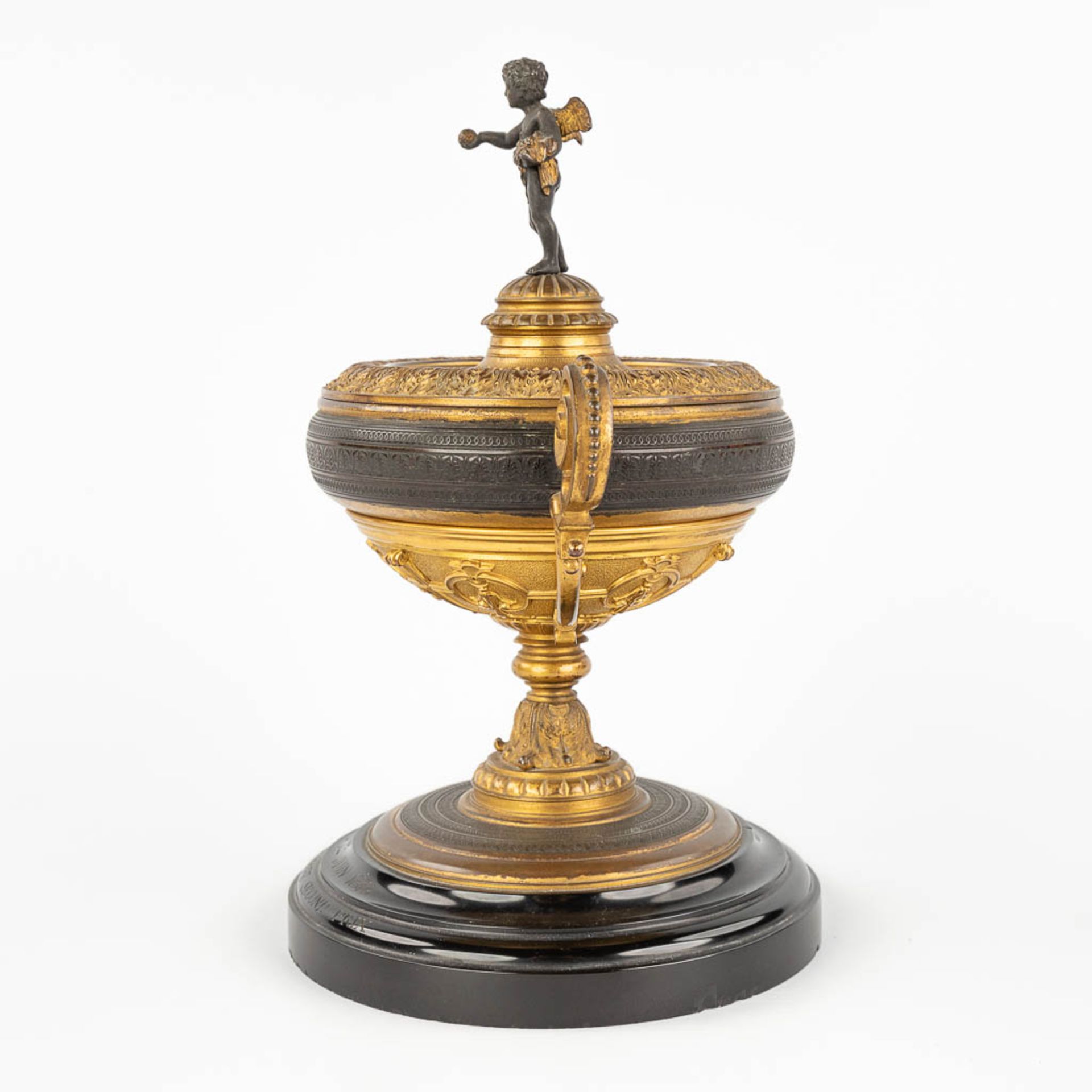 An antique trophy, made of gilt and patinated bronze. 19th C. (L: 16 x W: 22 x H: 27 cm) - Image 6 of 14