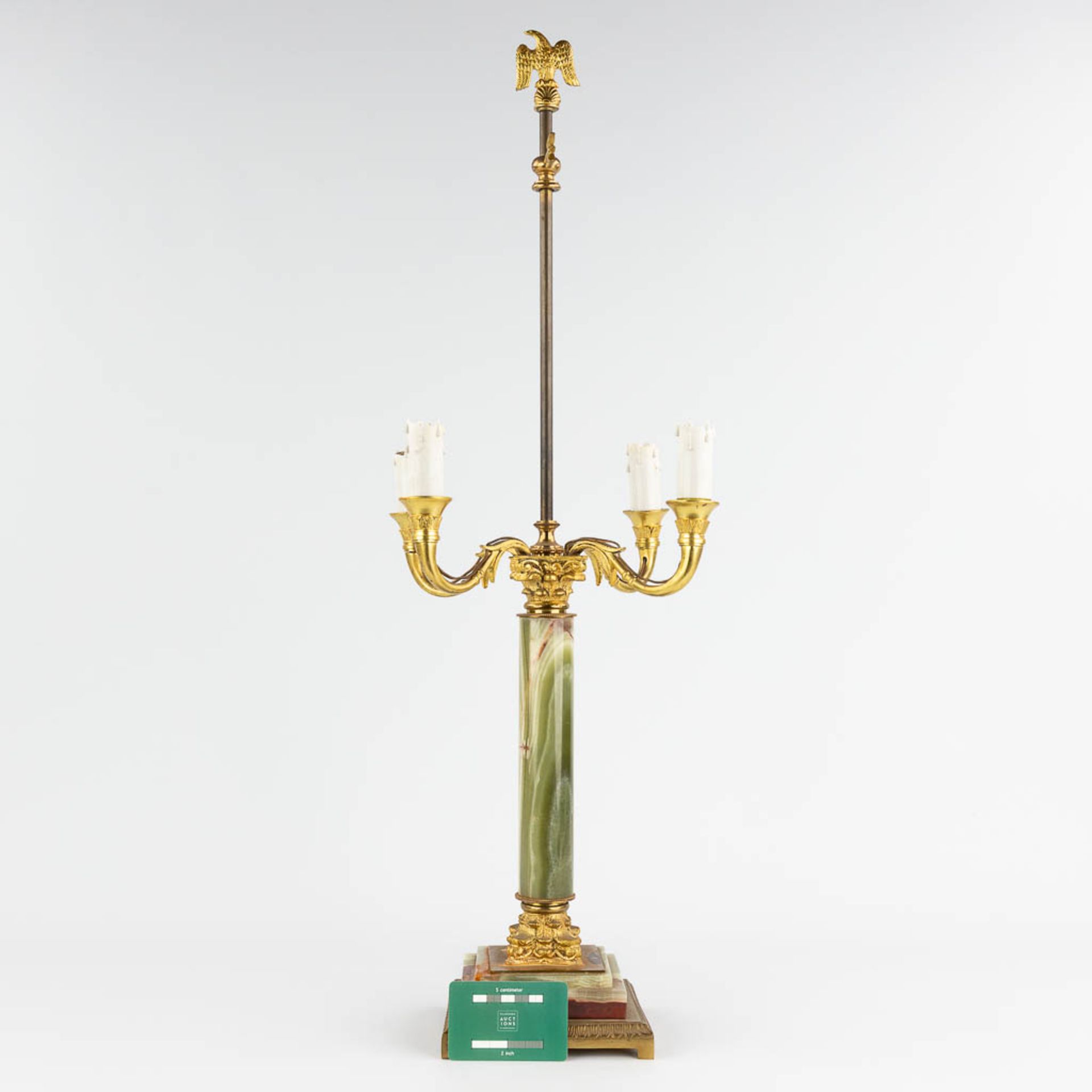 A table lamp, brass and onyx. 20th century. (L: 30 x W: 30 x H: 77 cm) - Image 2 of 13