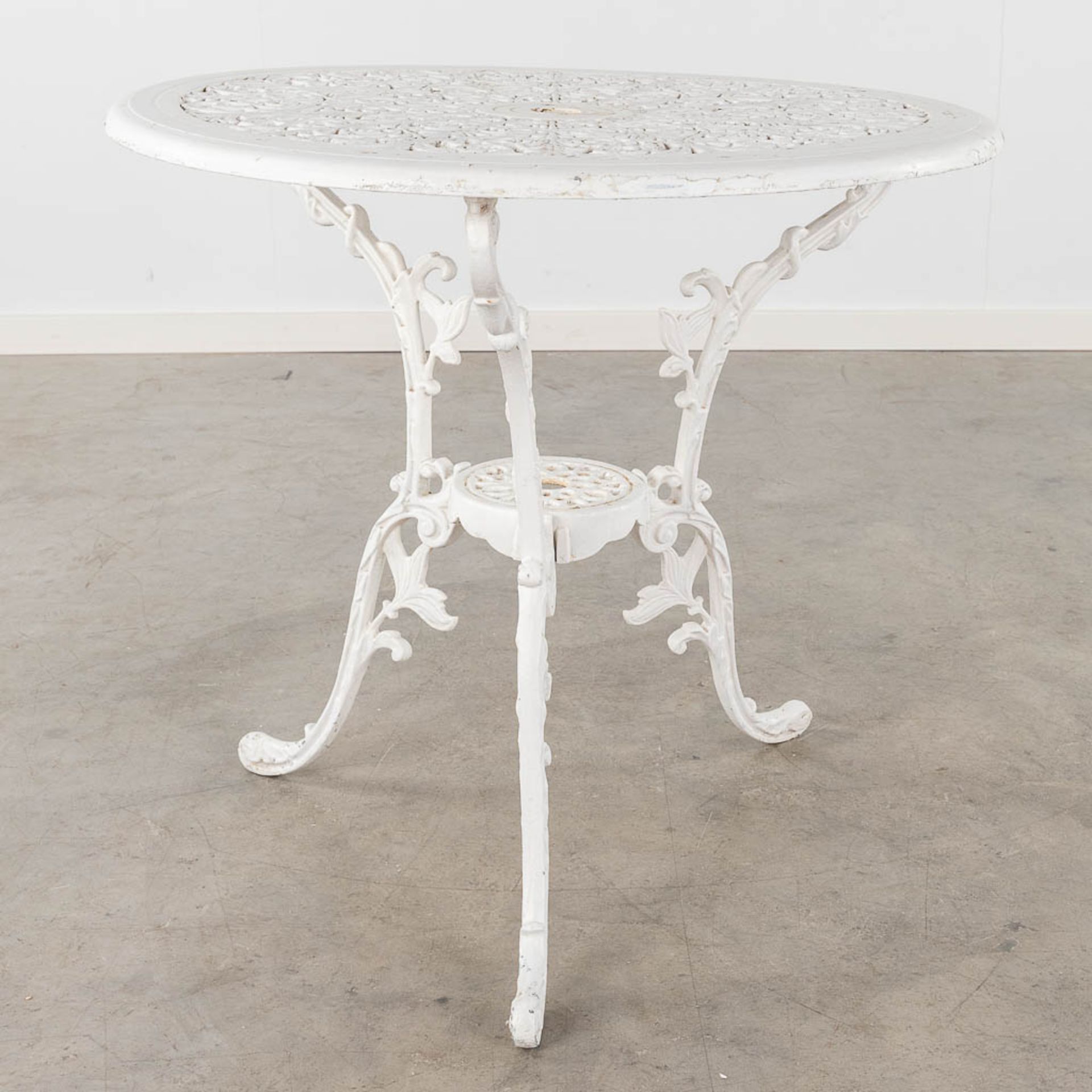 A garden set, consisting of a table and 3 chairs, white patinated aluminium. (H: 65 x D: 70 cm) - Bild 12 aus 17