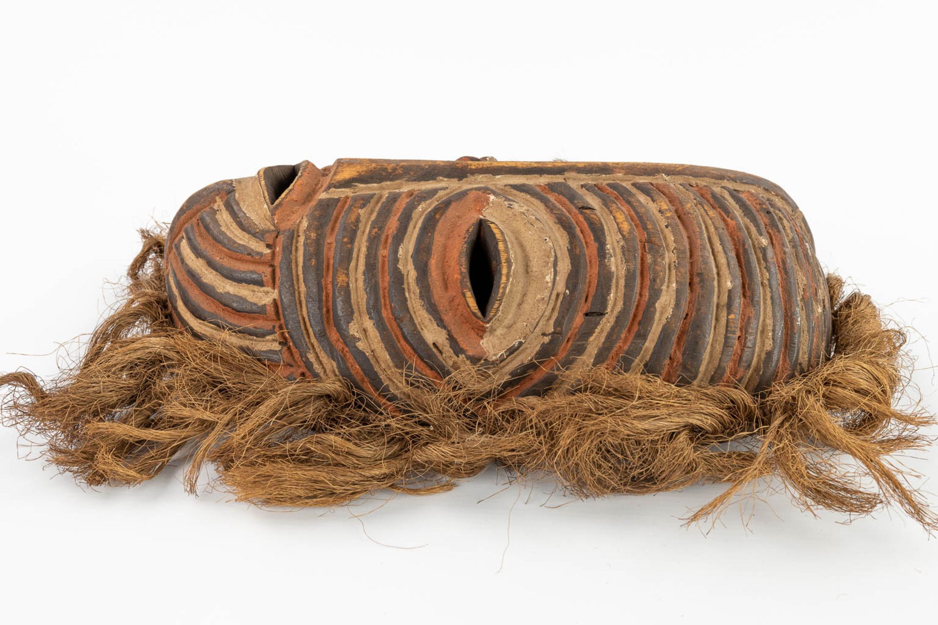 A collection of 2 African masks 'Chokwe' and 'Luba Songye'. (L: 13 x W: 24 x H: 43 cm) - Image 7 of 21