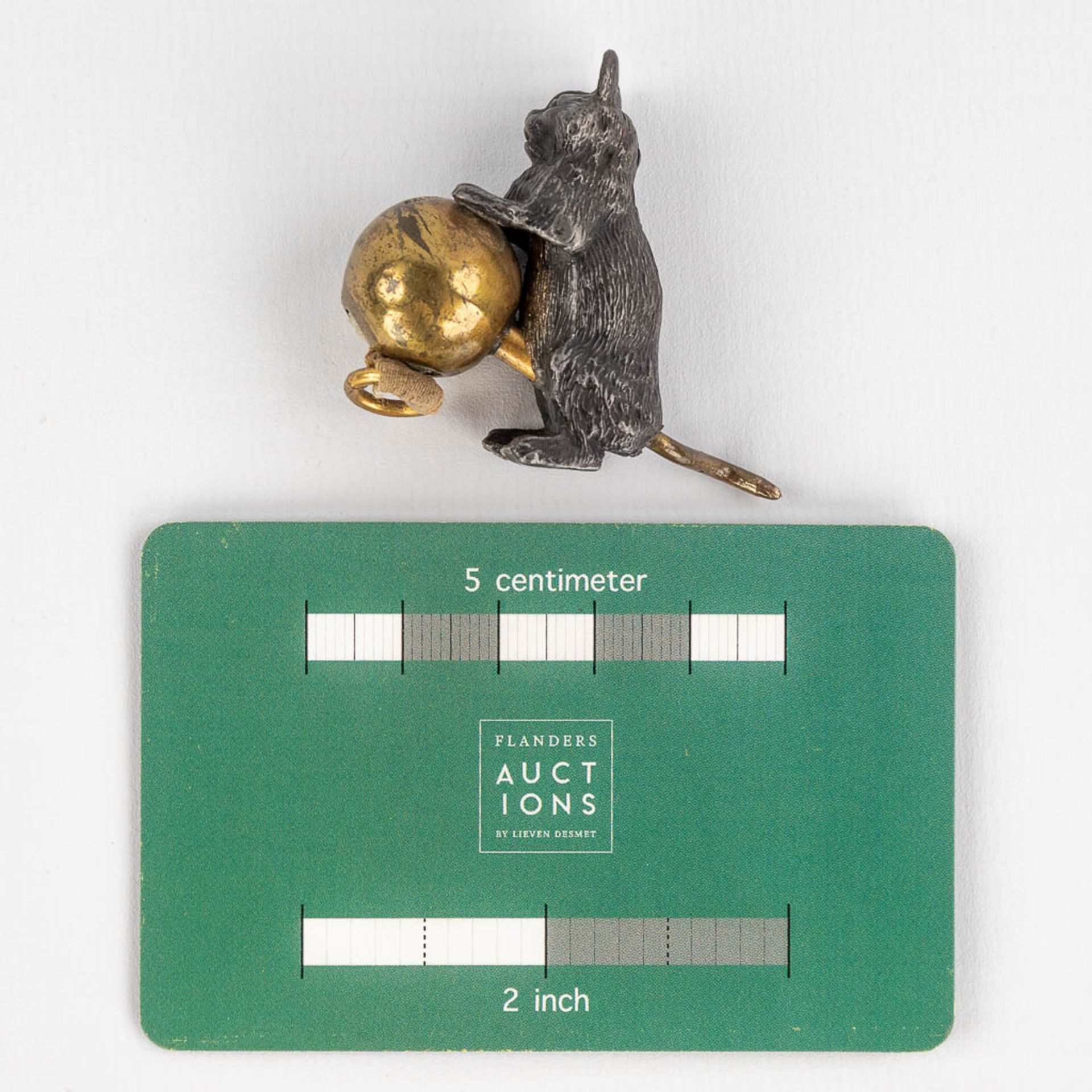 An antique tape measure, in the shape of a cat with a ball, Vienna bronze. 19th century. (H: 4,2 cm) - Image 2 of 18