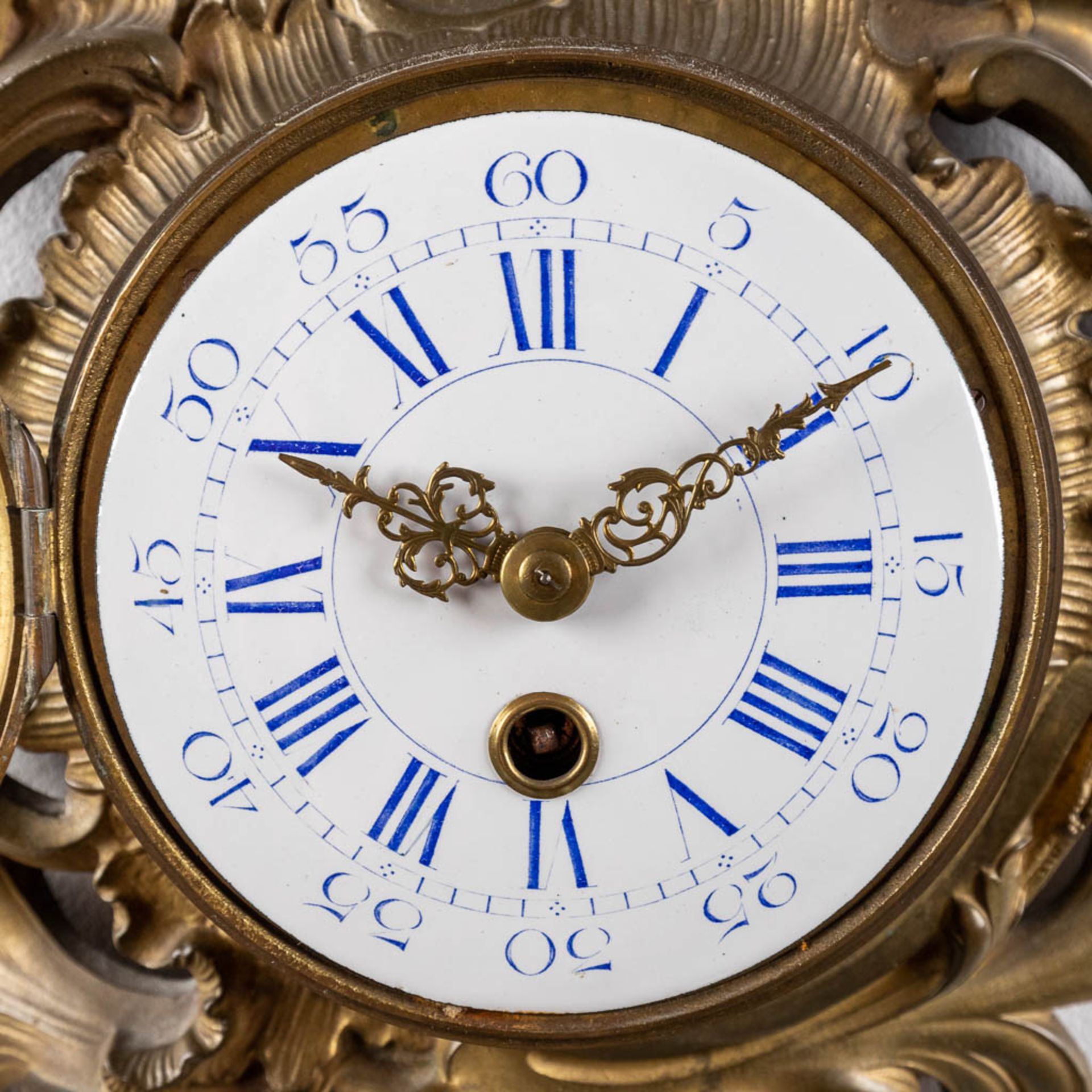 A cartel clock, bronze in Louis XV style. 20th C. (W: 30 x H: 52 cm) - Image 3 of 10