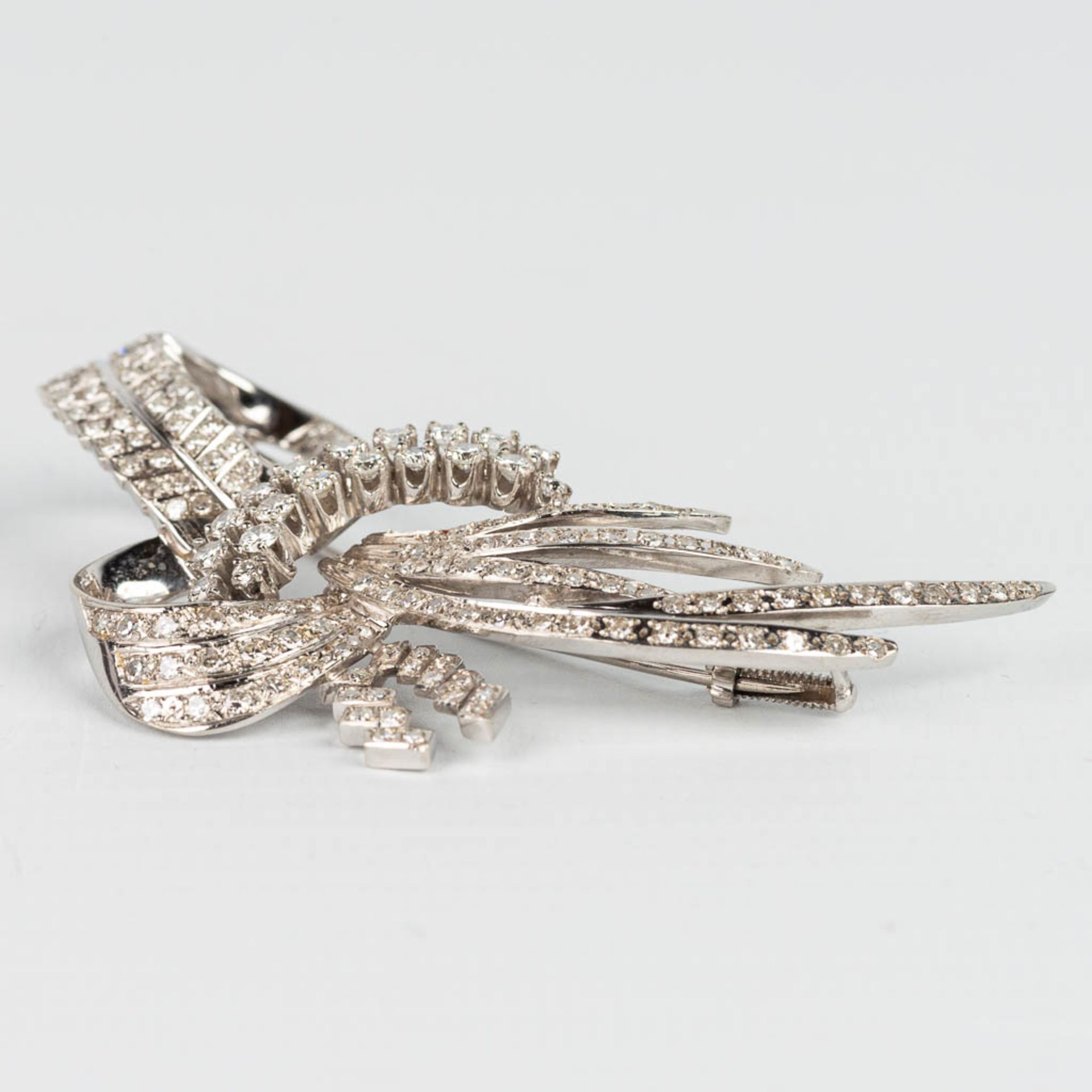 A brooch made of white gold and decorated with approximately 160 brilliants. (W: 6,7 cm) - Image 3 of 11