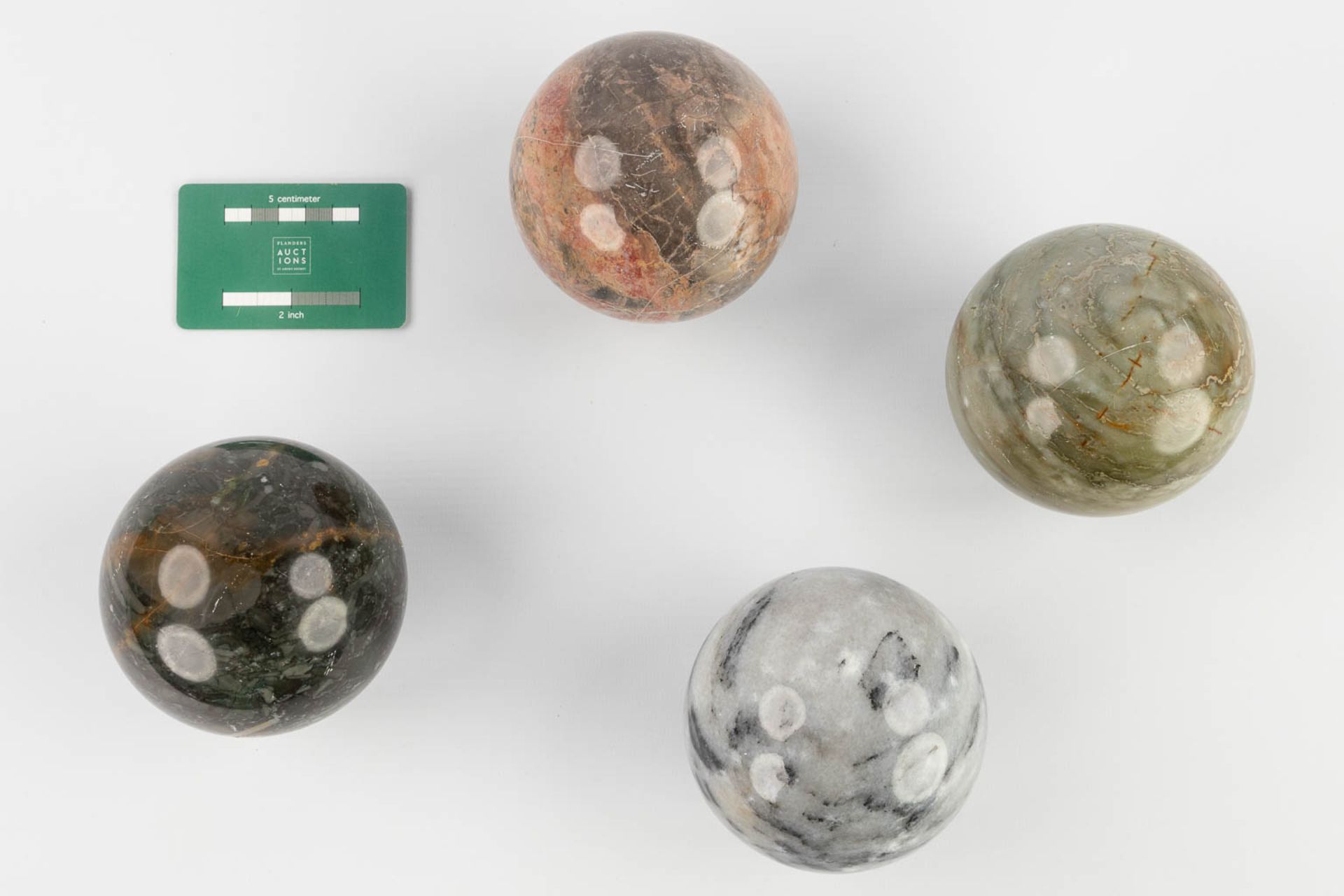 A set of 4 balls made of natural stone and marble. 20th century. (D: 9 cm) - Image 2 of 8