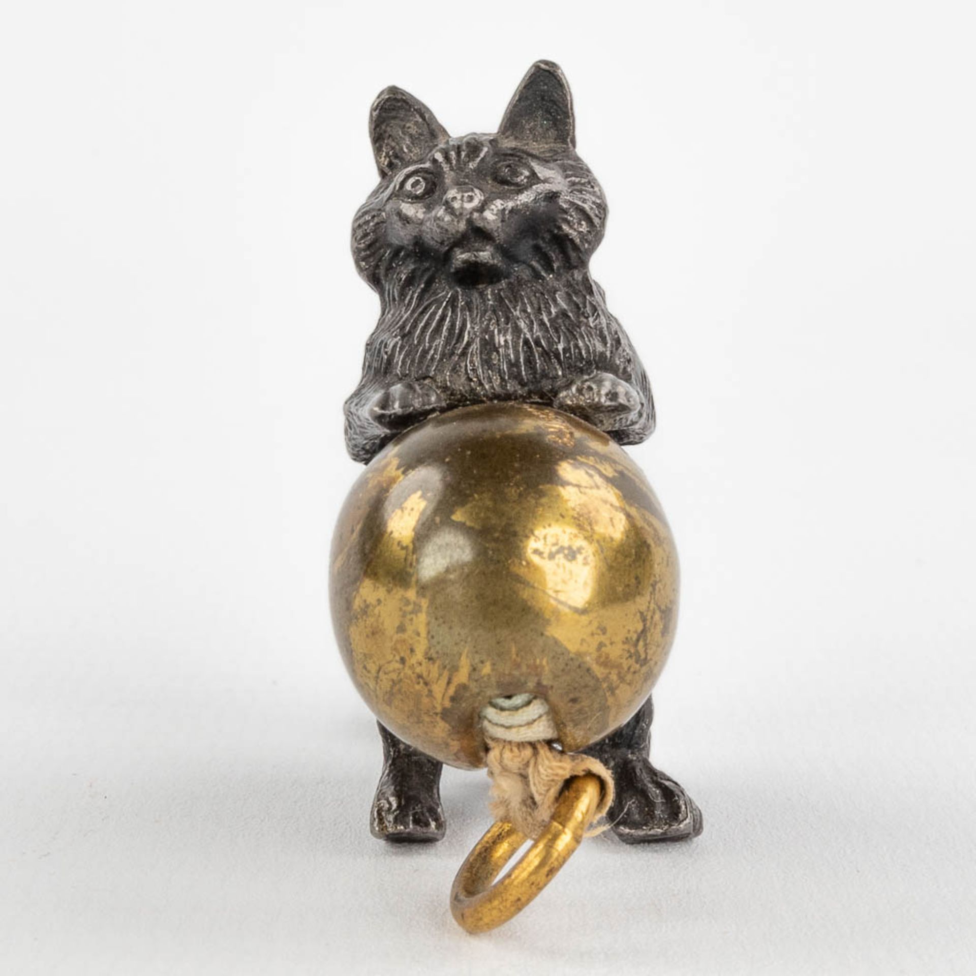 An antique tape measure, in the shape of a cat with a ball, Vienna bronze. 19th century. (H: 4,2 cm) - Image 3 of 18