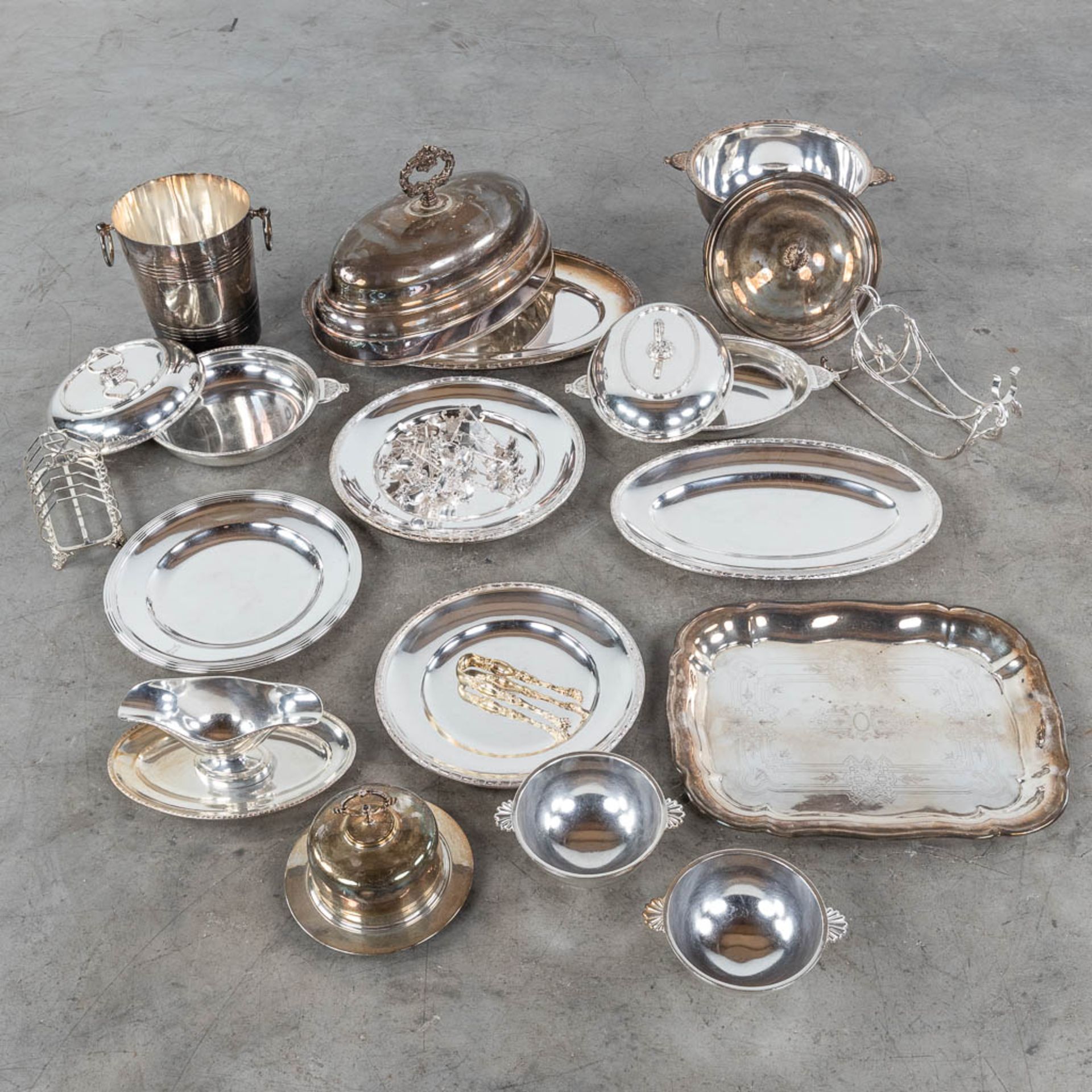 A large collection of table accessories and serving ware, silver-plated metal. (L: 32 x W: 48 cm) - Image 3 of 10