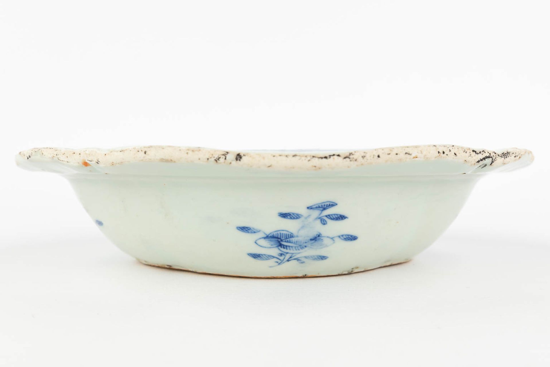 A Chinese bowl with a lid and blue-white landscape decor. 19th C. (L: 21,5 x W: 26,5 x H: 10 cm) - Image 13 of 15