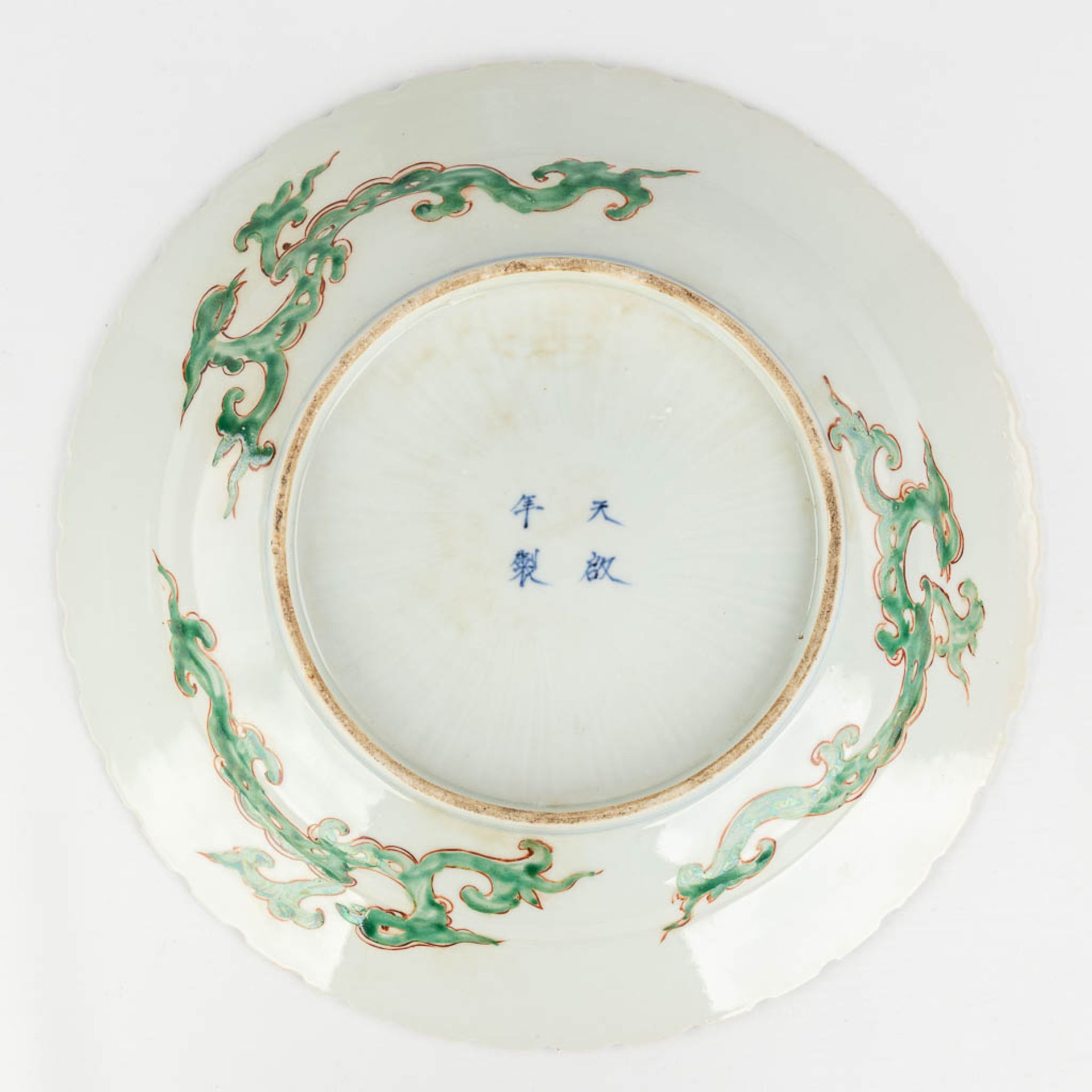 A collection of 12 Chinese Famille Rose plates, 18th/19th/20th century. (D: 36 cm) - Bild 4 aus 23