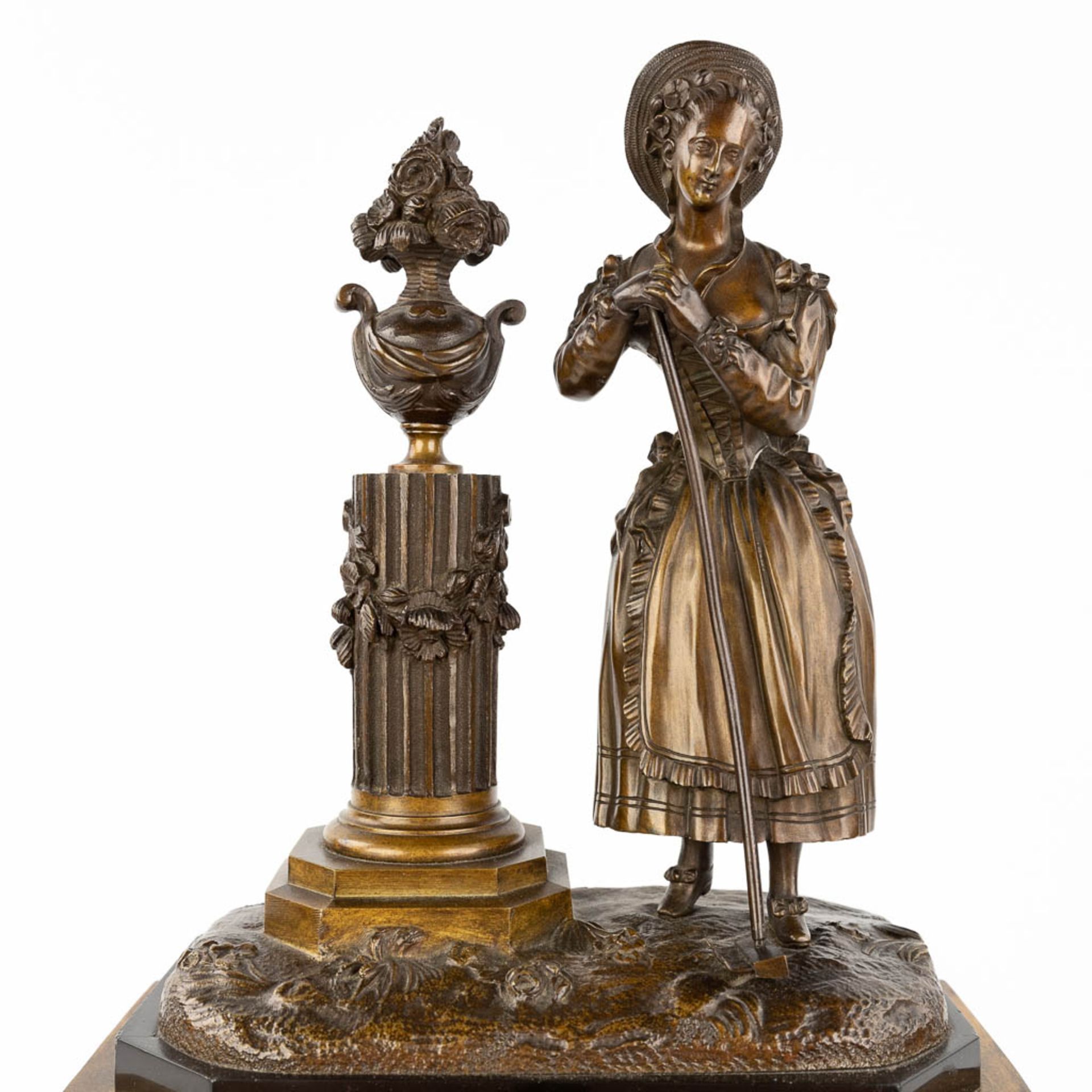 A black marble and bronze mantle clock 'Lady with a rake' 19th C. (L: 12 x W: 22,5 x H: 44 cm) - Image 10 of 12