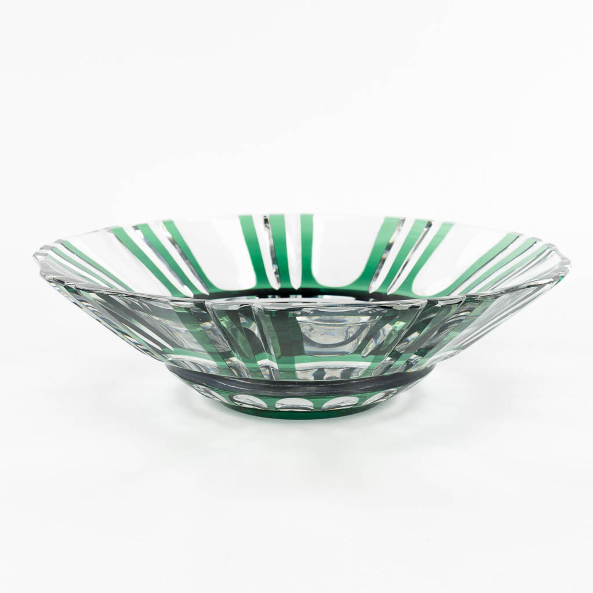 Val Saint Lambert, a large bowl made of green cut crystal. (H: 10 x D: 36 cm)