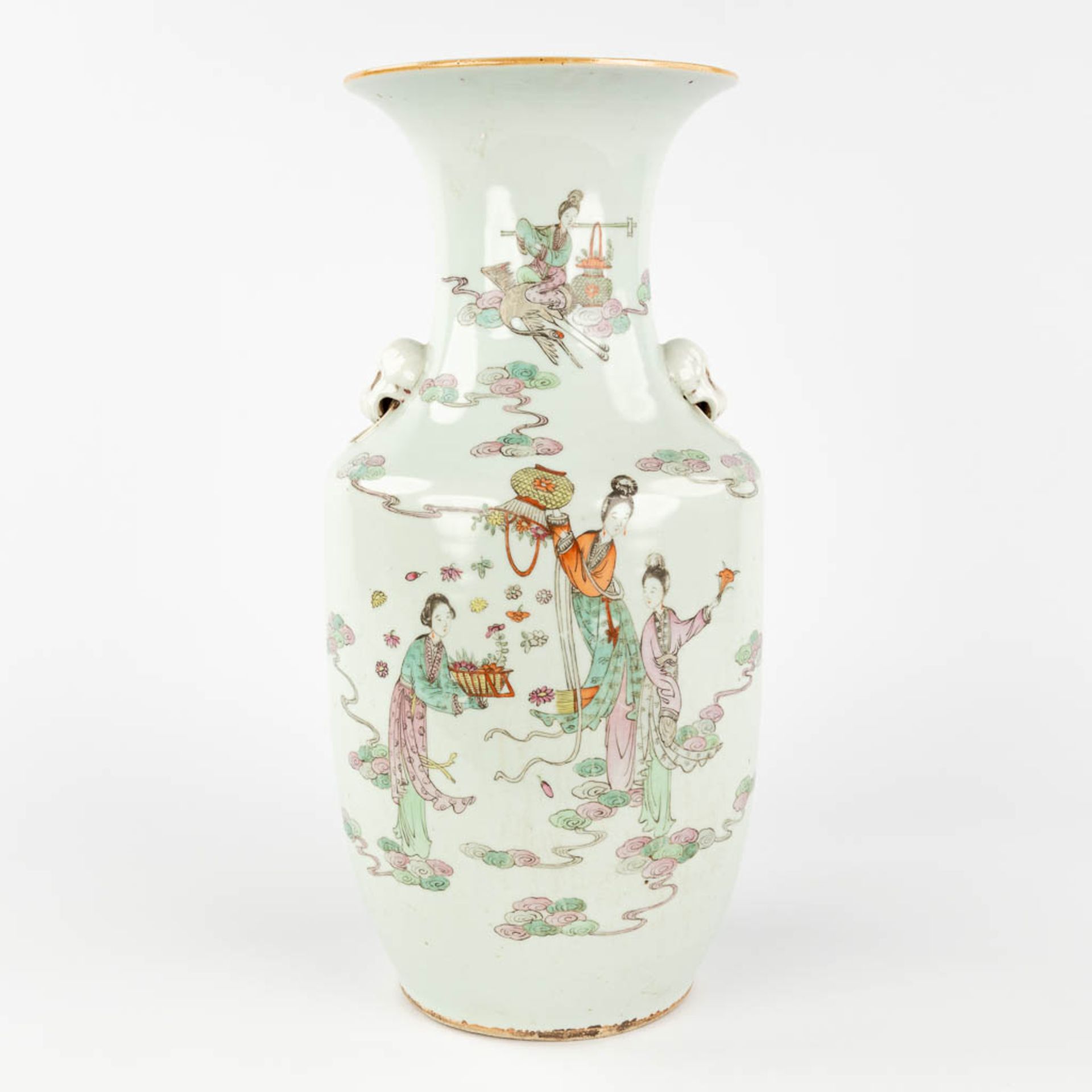 A Chinese vase, decorated with ladies. 19th/20th C. (H: 42 x D: 21 cm)