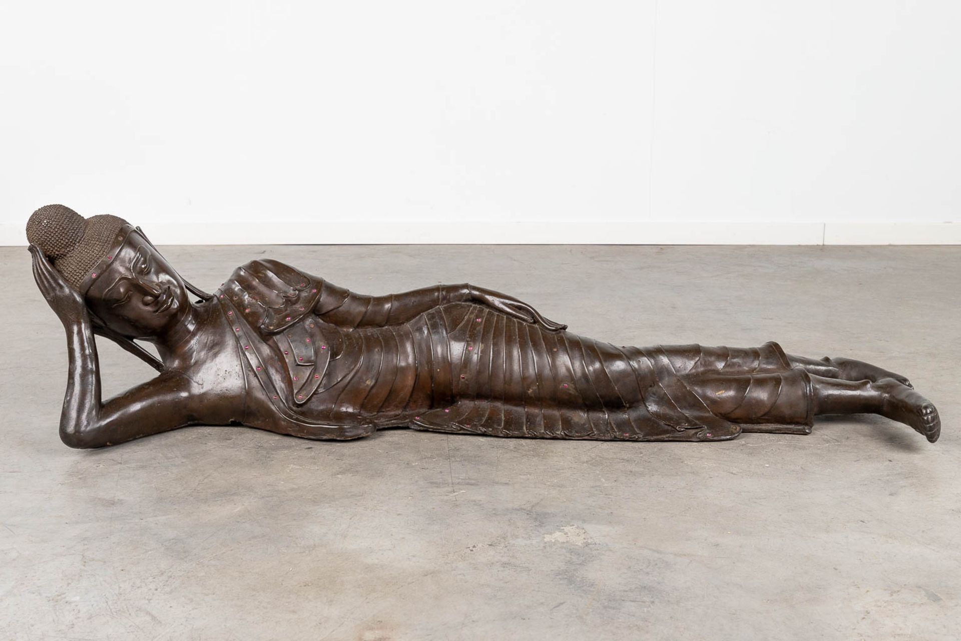 A large statue of a reclining buddha, patinated bronze. (L: 37 x W: 130 x H: 34 cm) - Image 3 of 15