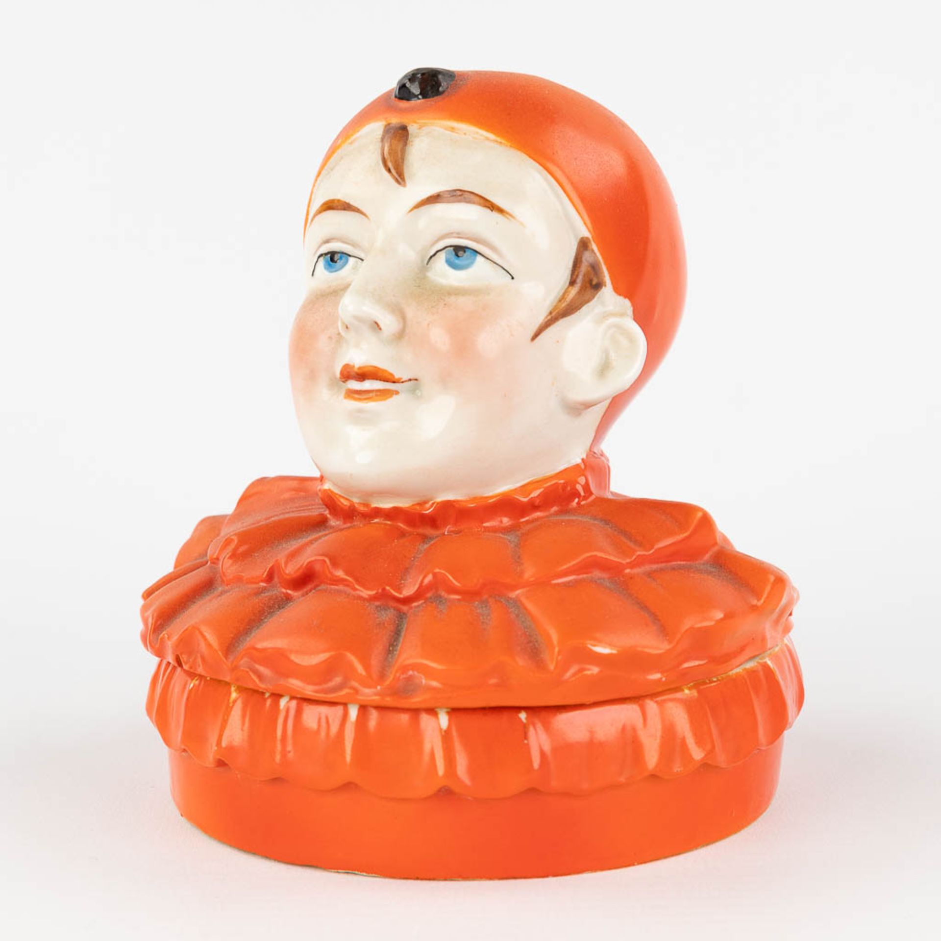 A bonbonire in the shape of a pierrot, porcelain. (H: 13 x D: 12 cm) - Image 7 of 11