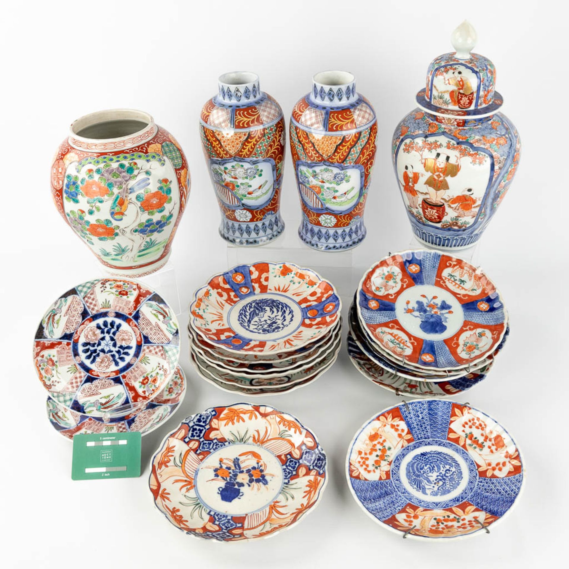 An assembled collection of Japanese Imari and Kutani porcelain. 19th/20th century. (H: 35 x D: 19 cm - Image 2 of 22